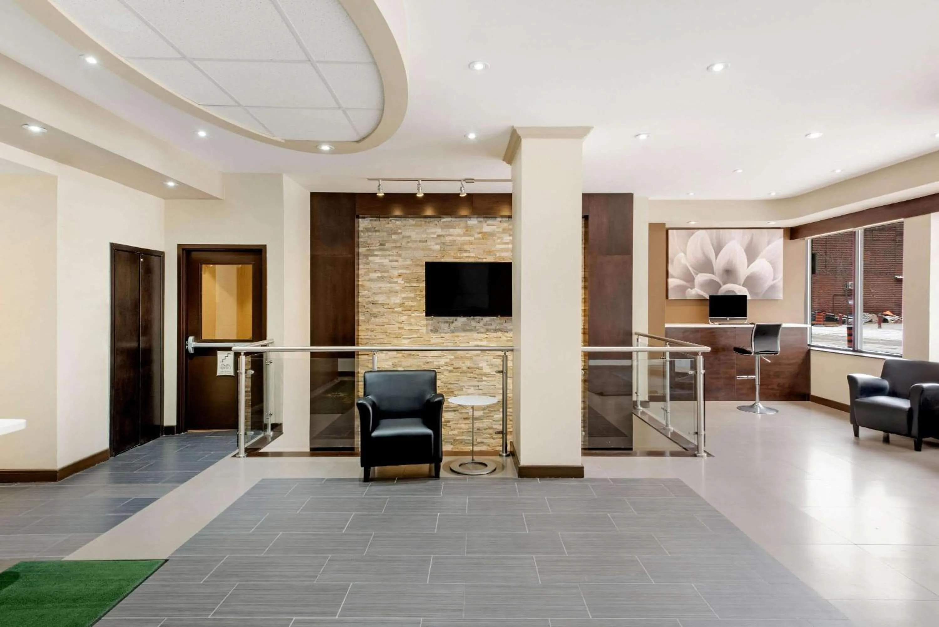 Lobby or reception in La Quinta by Wyndham Oshawa