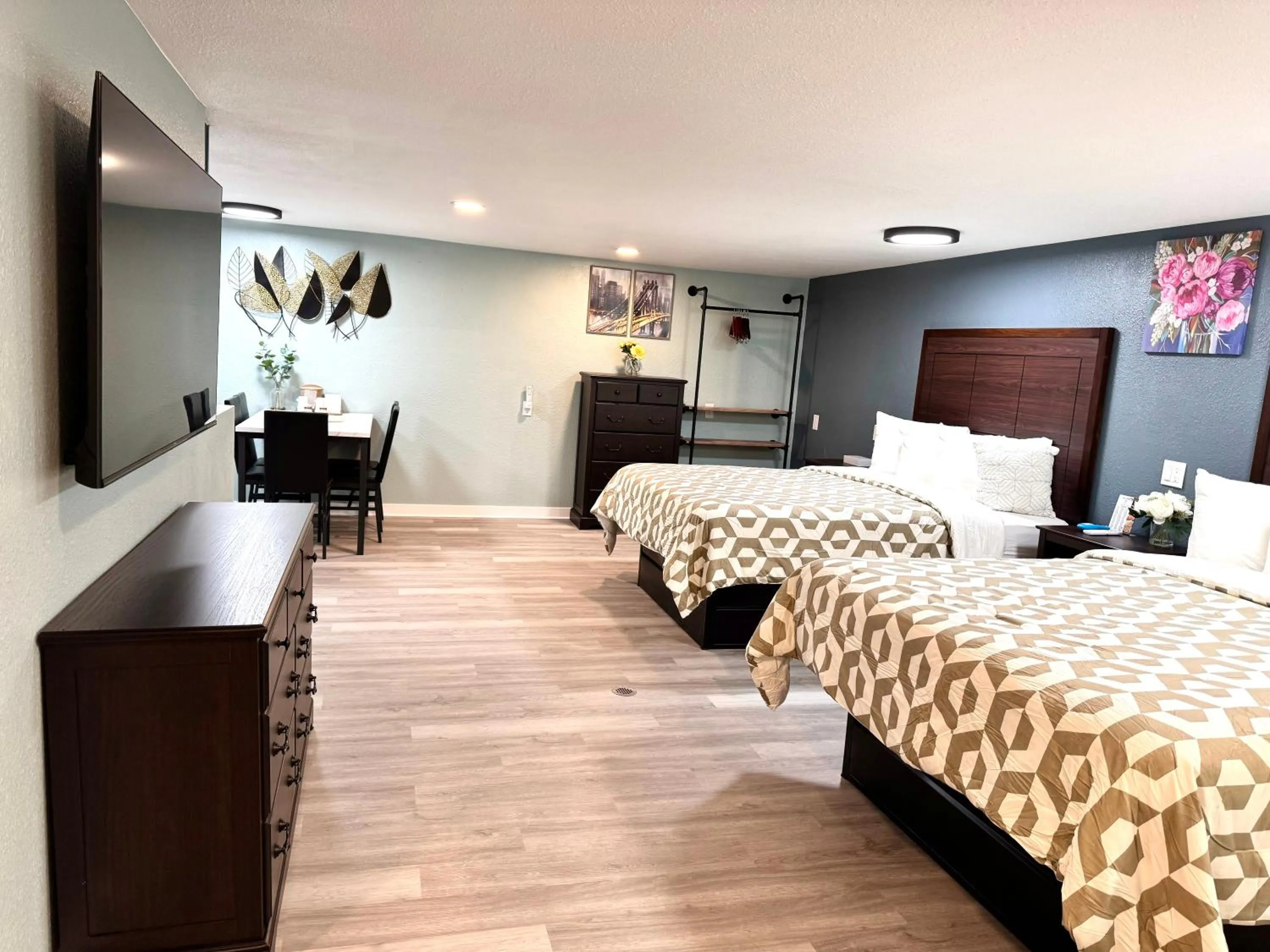 Bed in Annie Oakley Motel Oakley