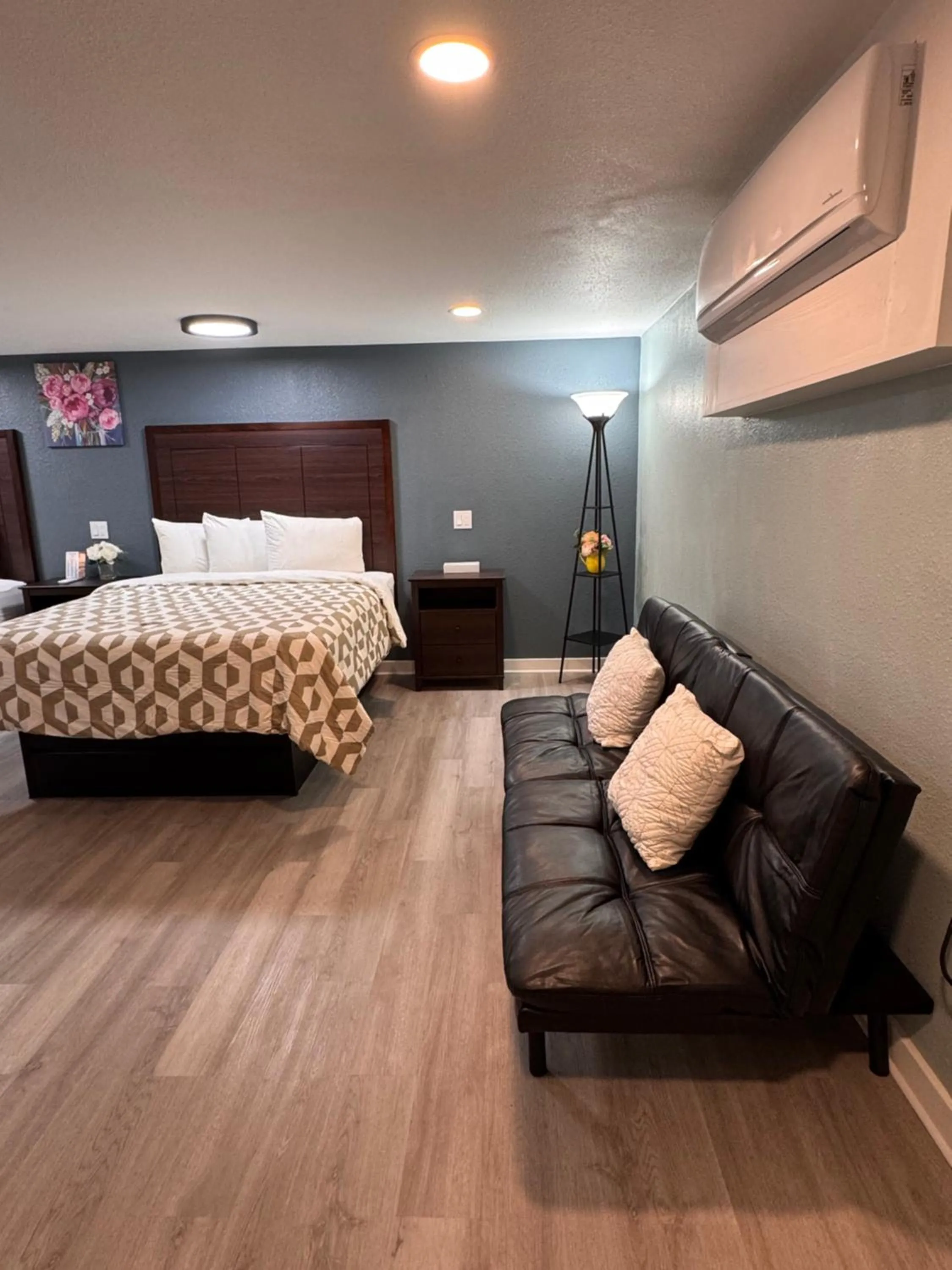 Bed in Annie Oakley Motel Oakley