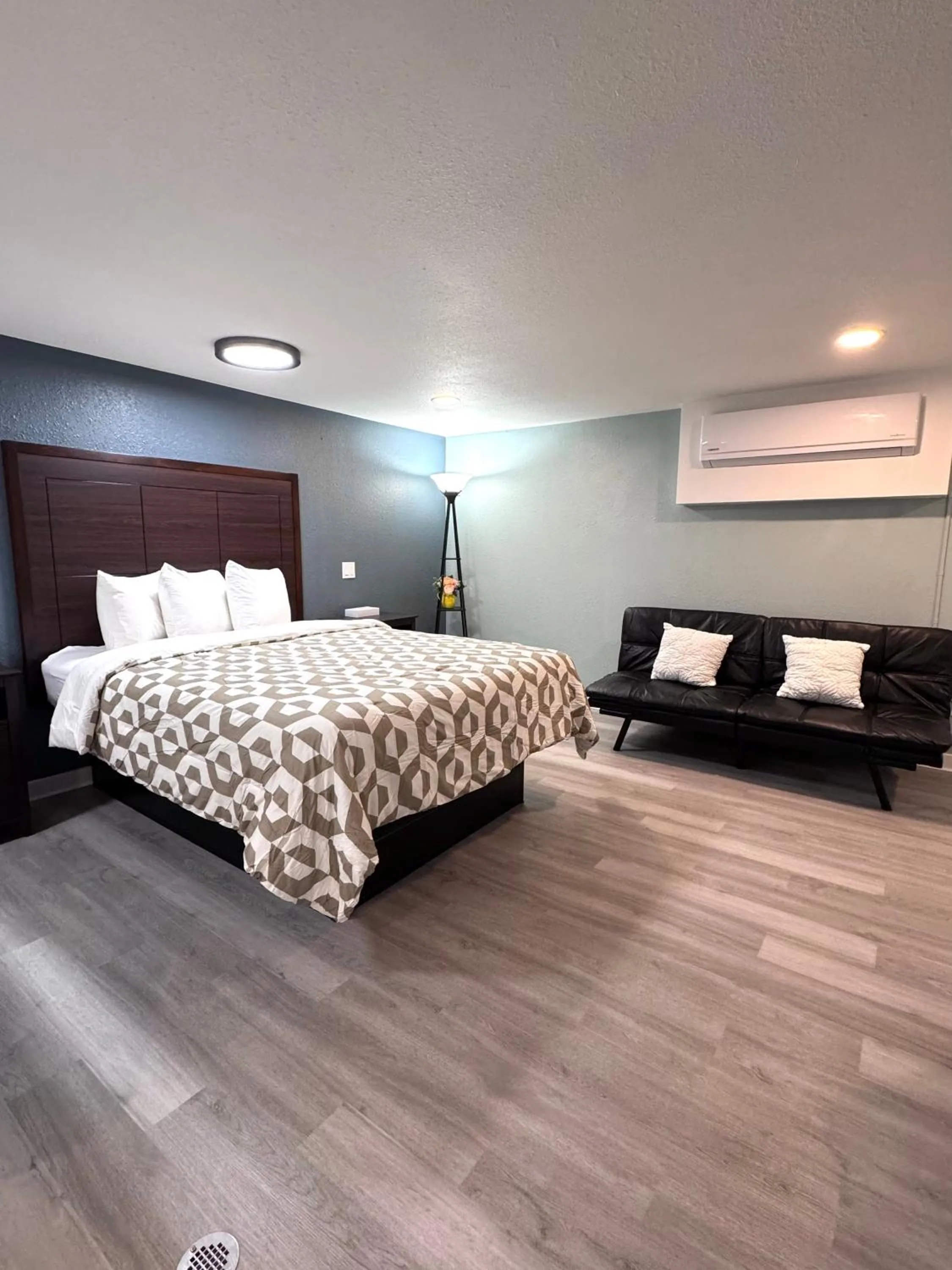 Bed in Annie Oakley Motel Oakley