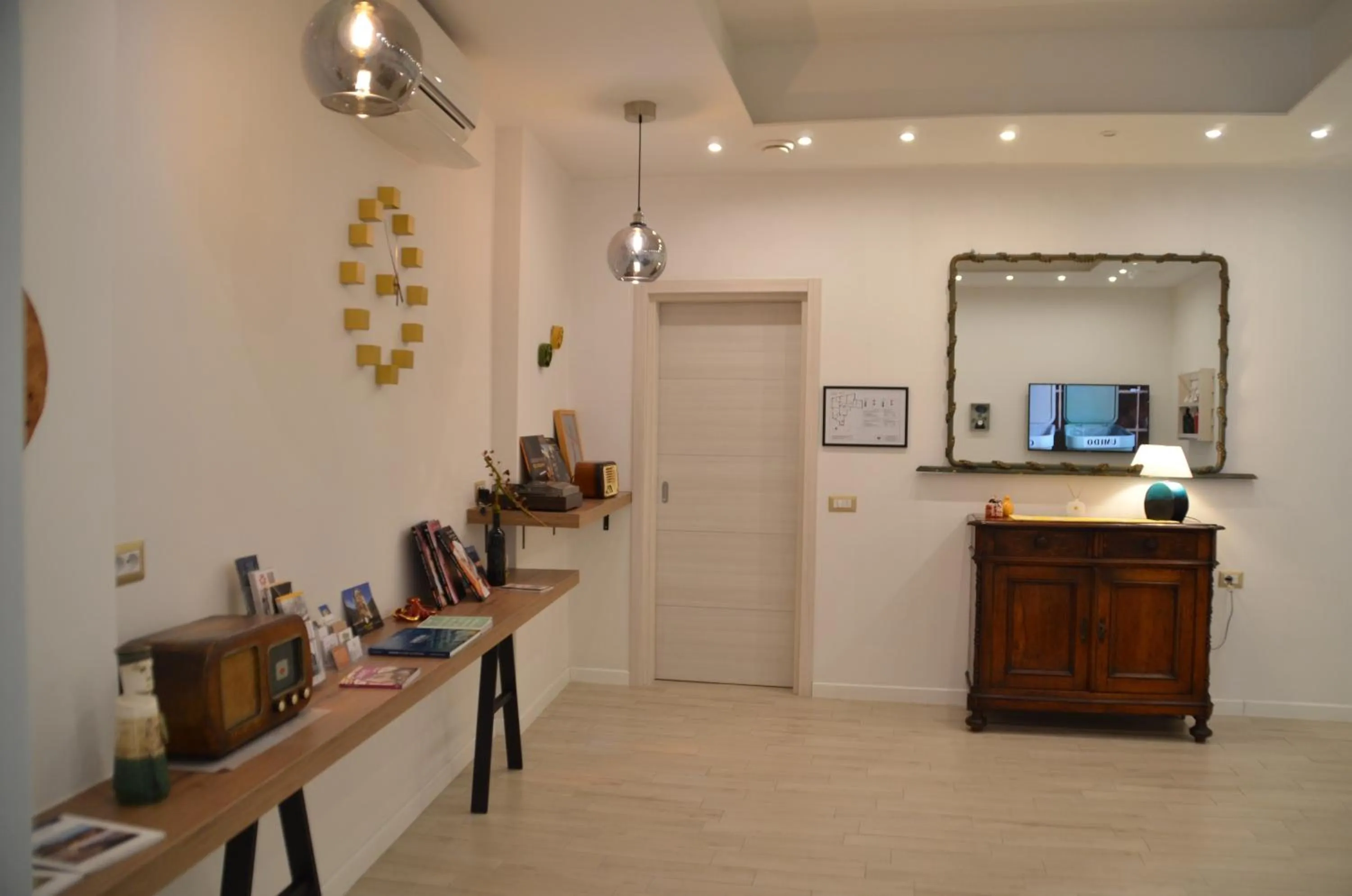 Communal lounge/ TV room in La Locanda d'Oro