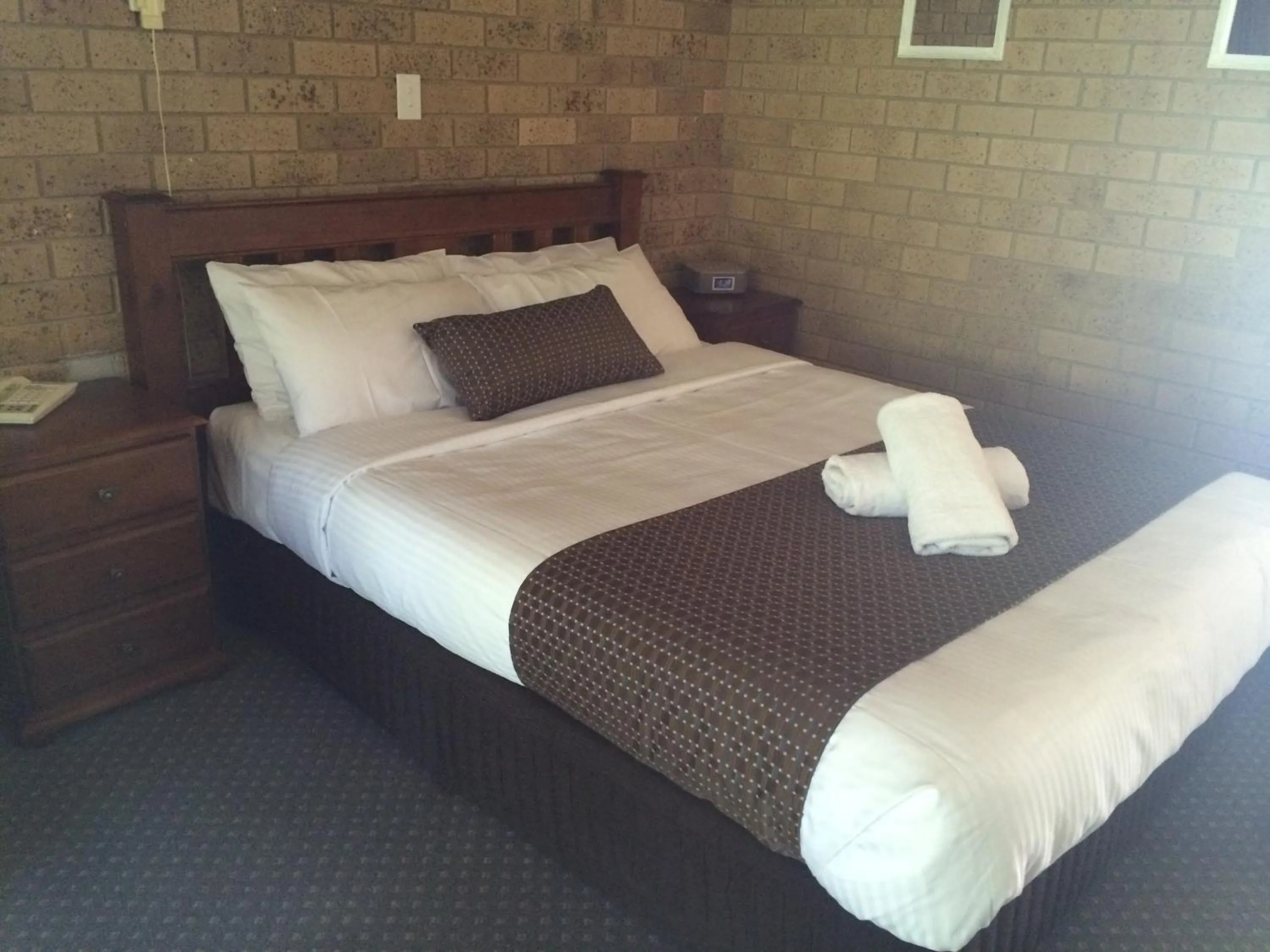 Bed in High Country Motor Inn Bright