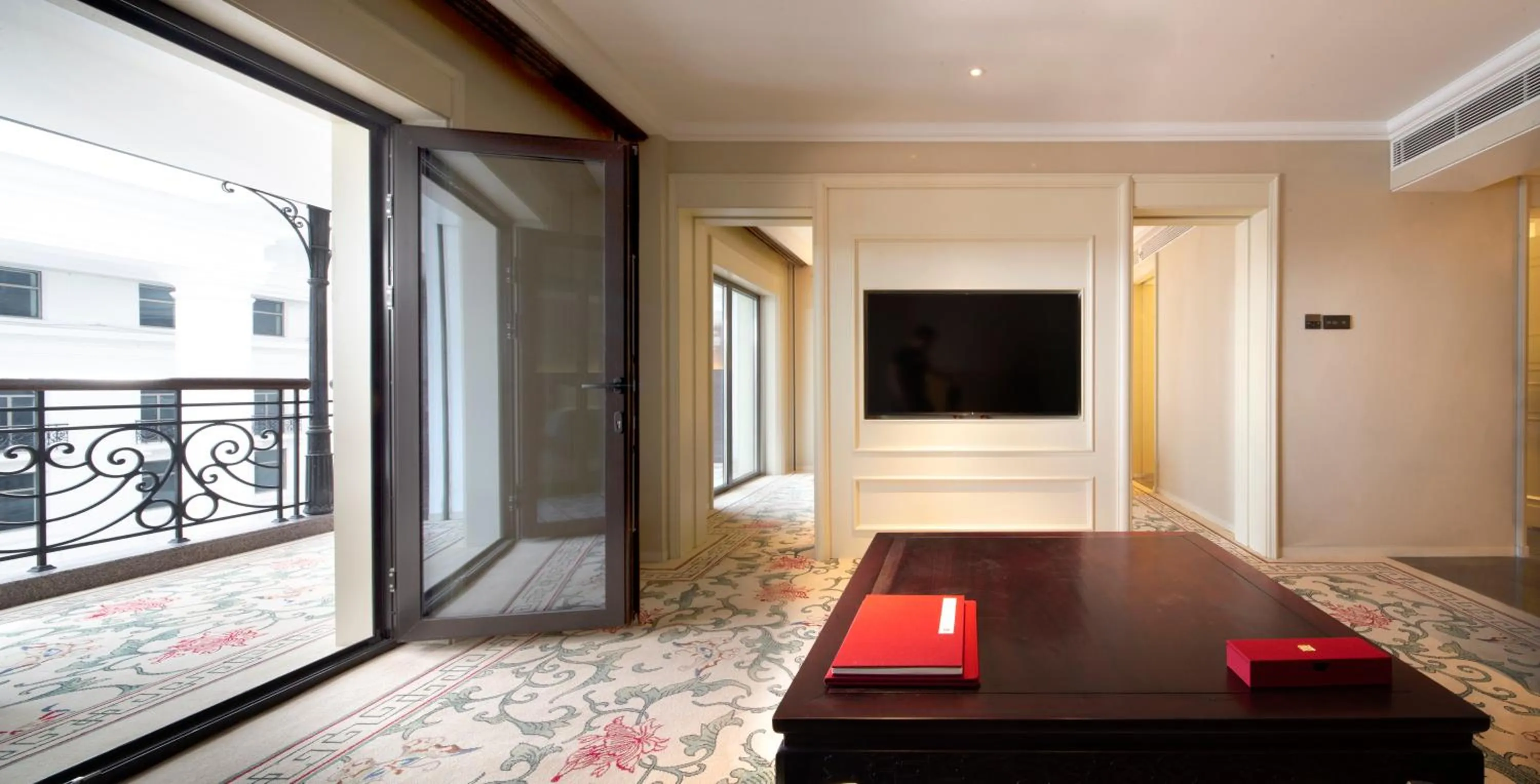 Living room in Grand Hotel Beijing Forbidden City