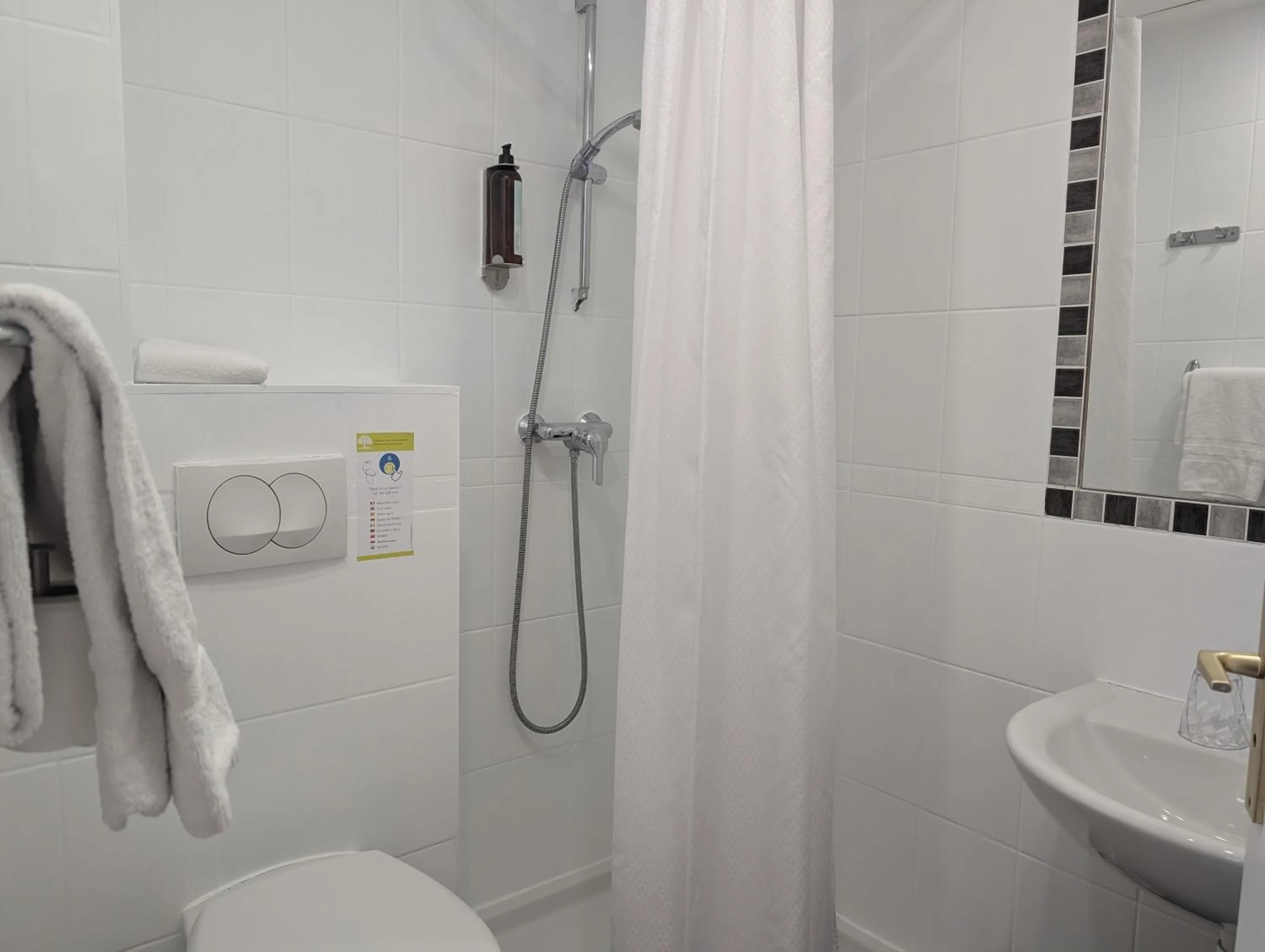 Shower in H33 Hôtel