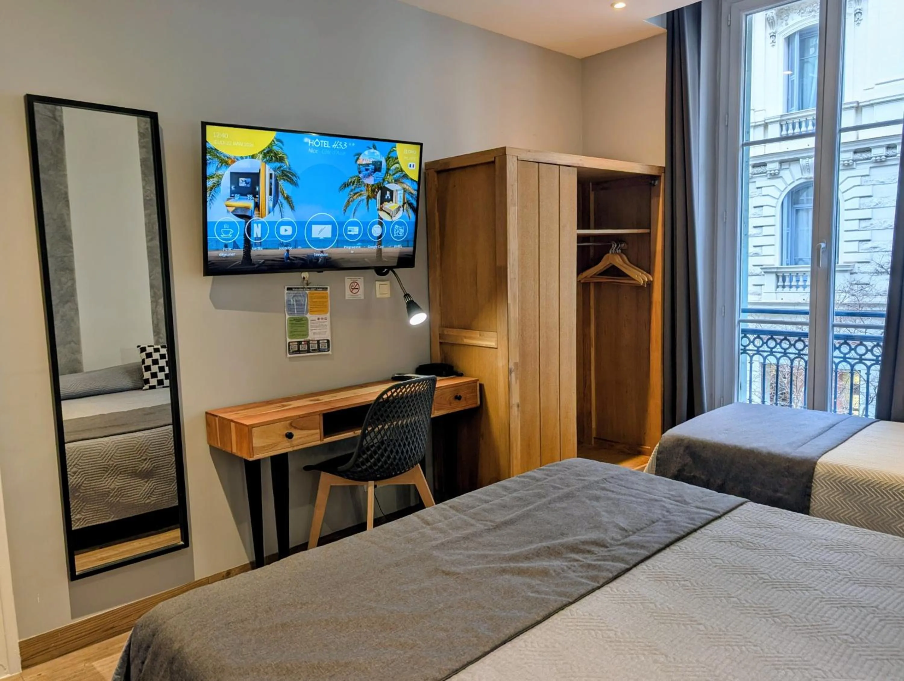 Seating area, Bed in H33 Hôtel