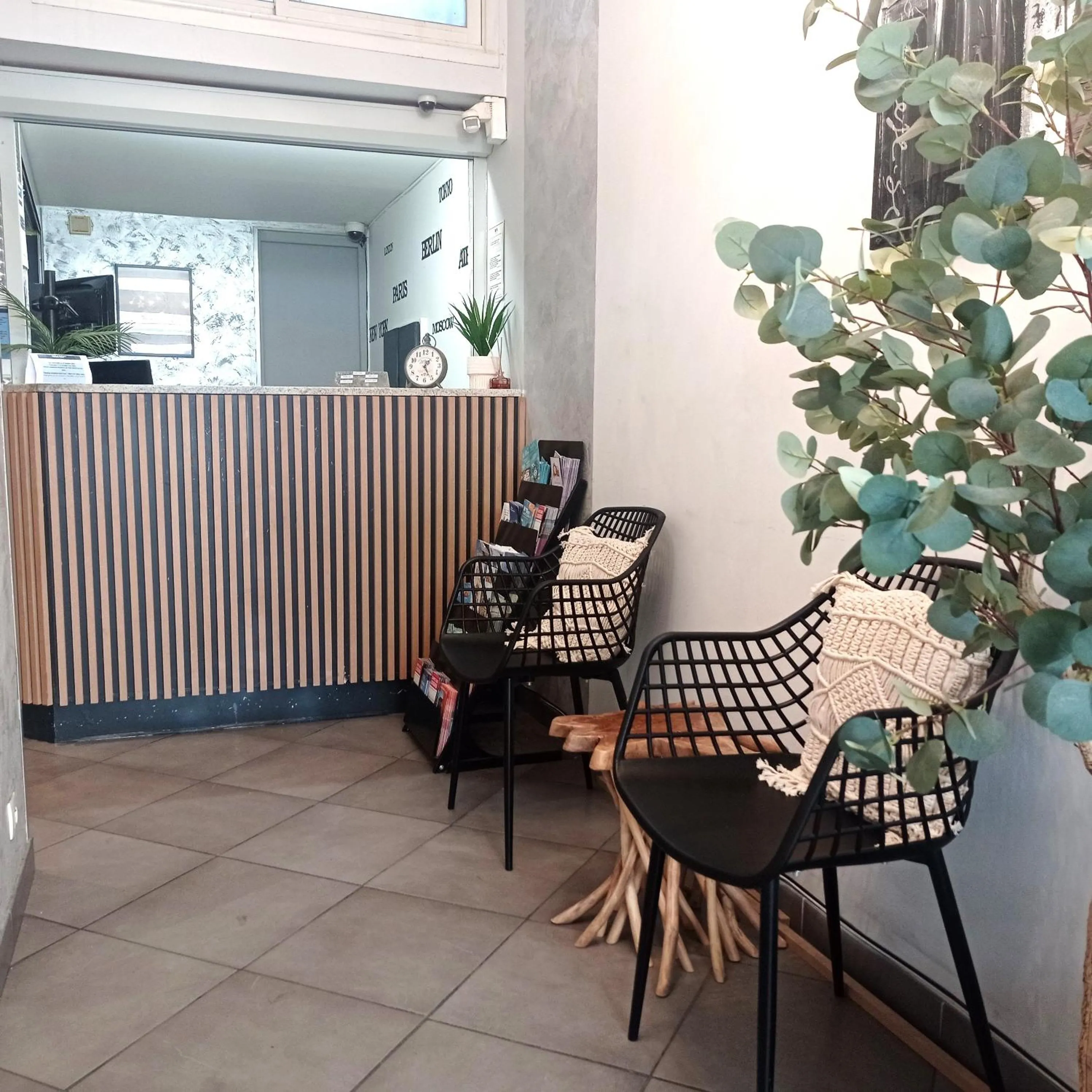 Lobby or reception in H33 Hôtel