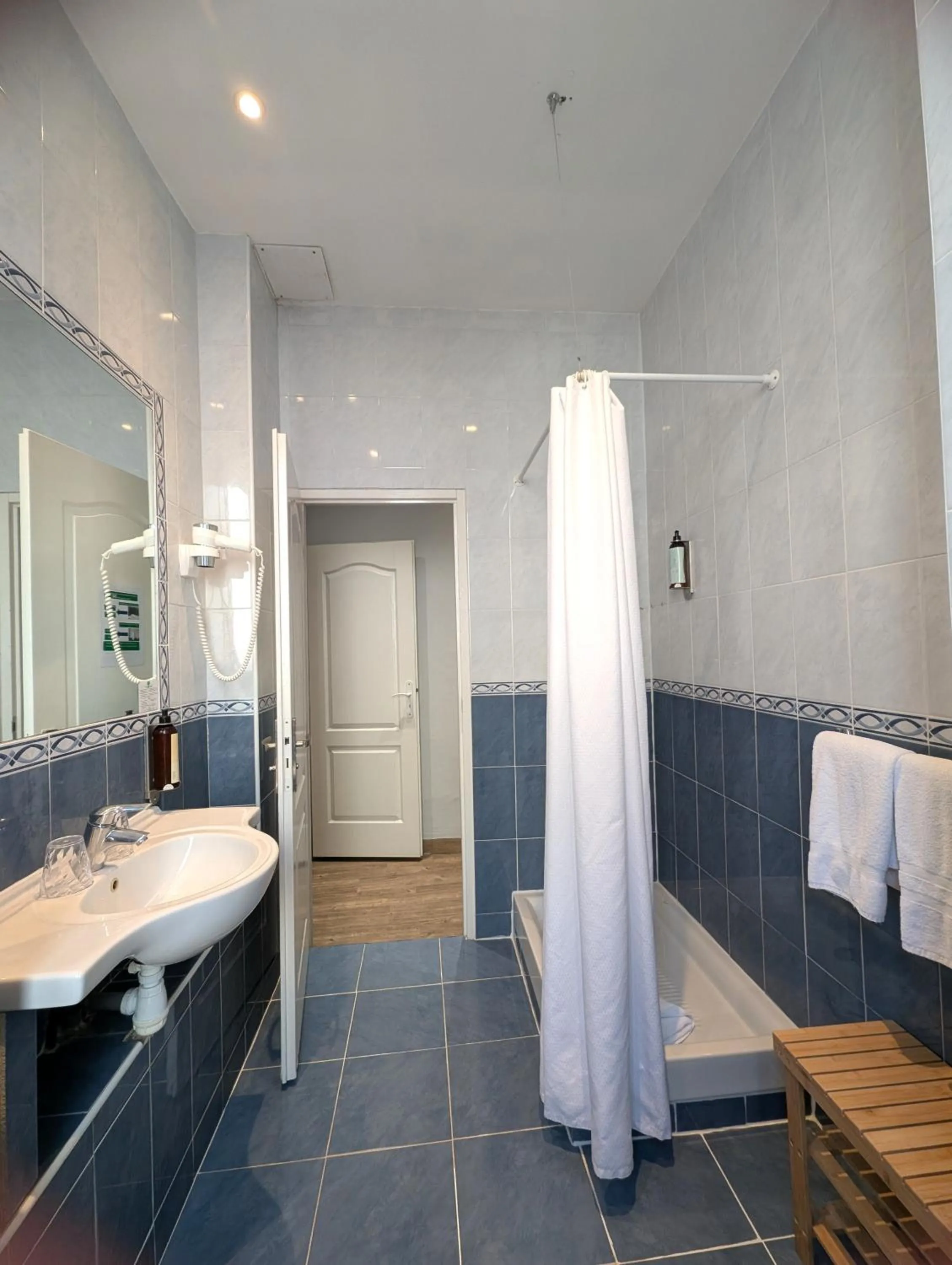 Shower in H33 Hôtel