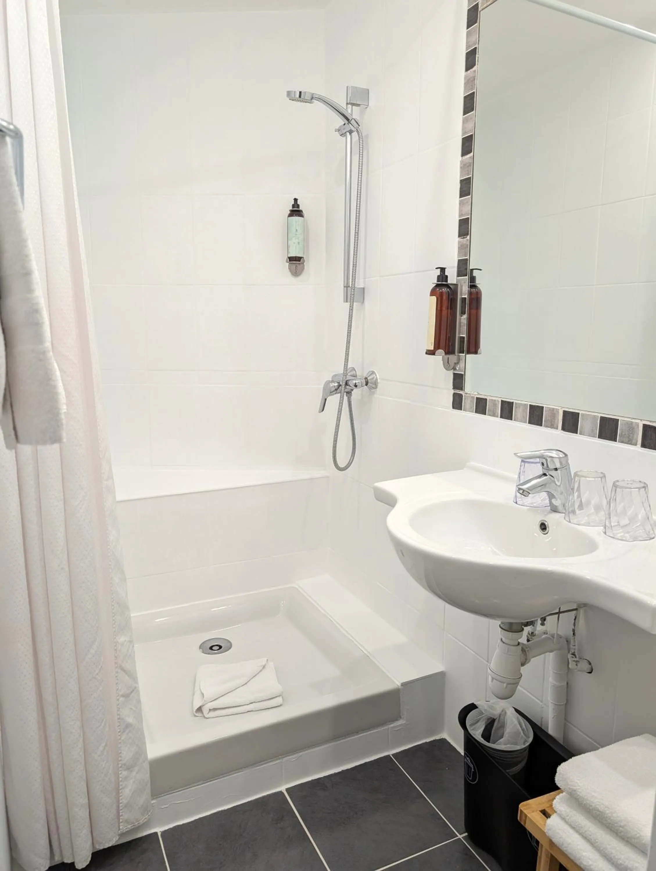 Shower in H33 Hôtel