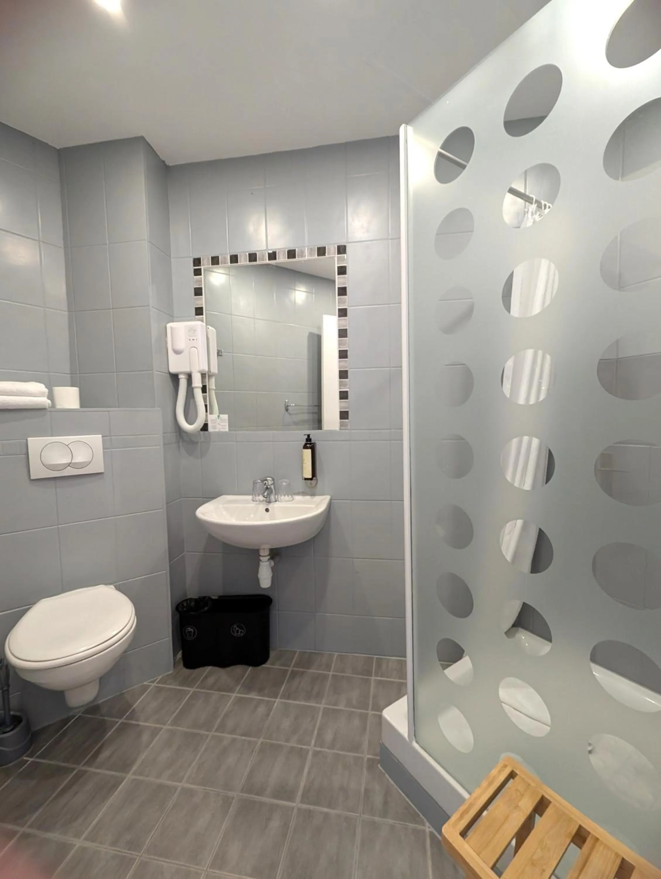 Shower in H33 Hôtel