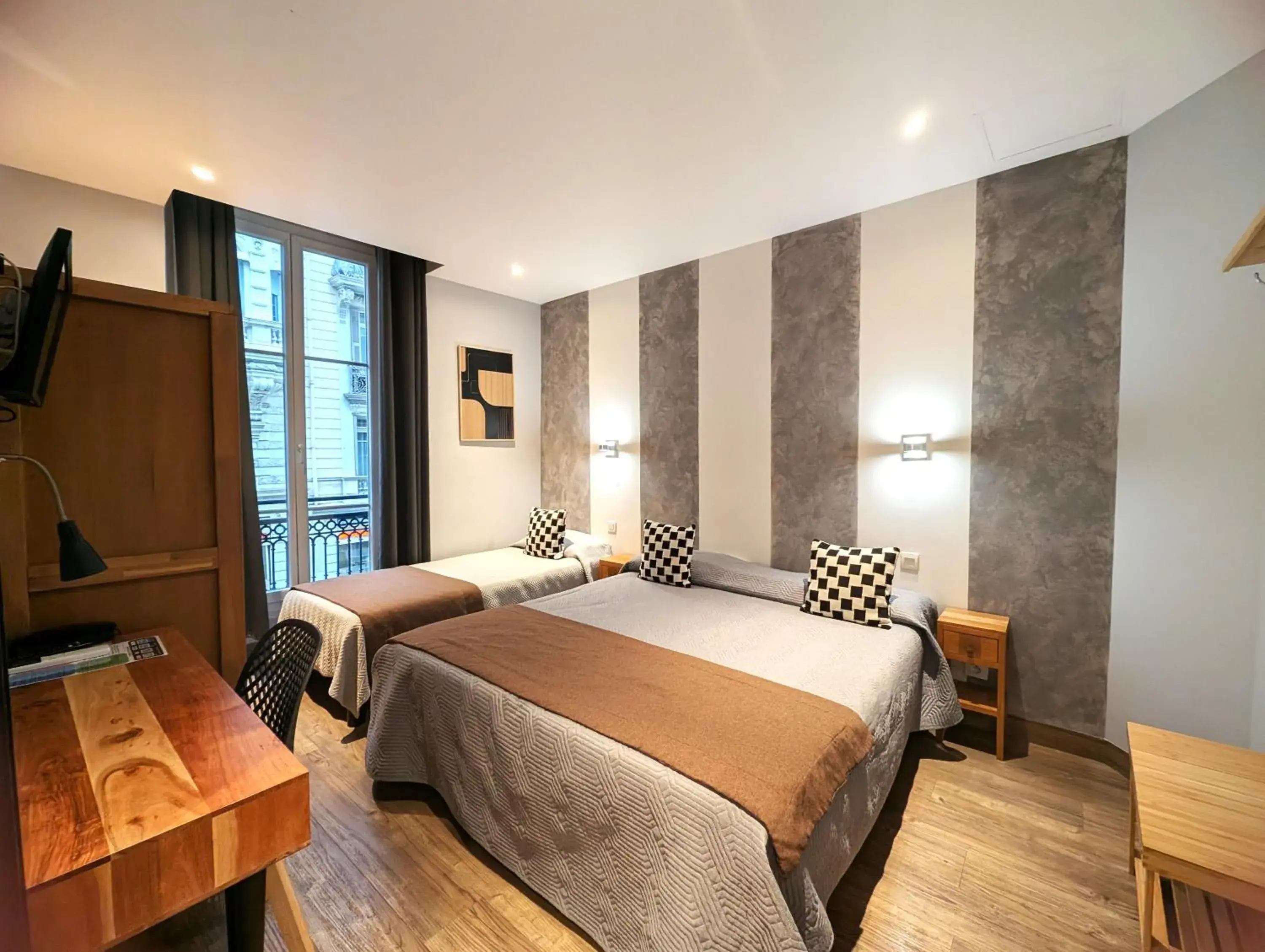 Triple Room in H33 Hôtel Triple Room in H33 Hôtel