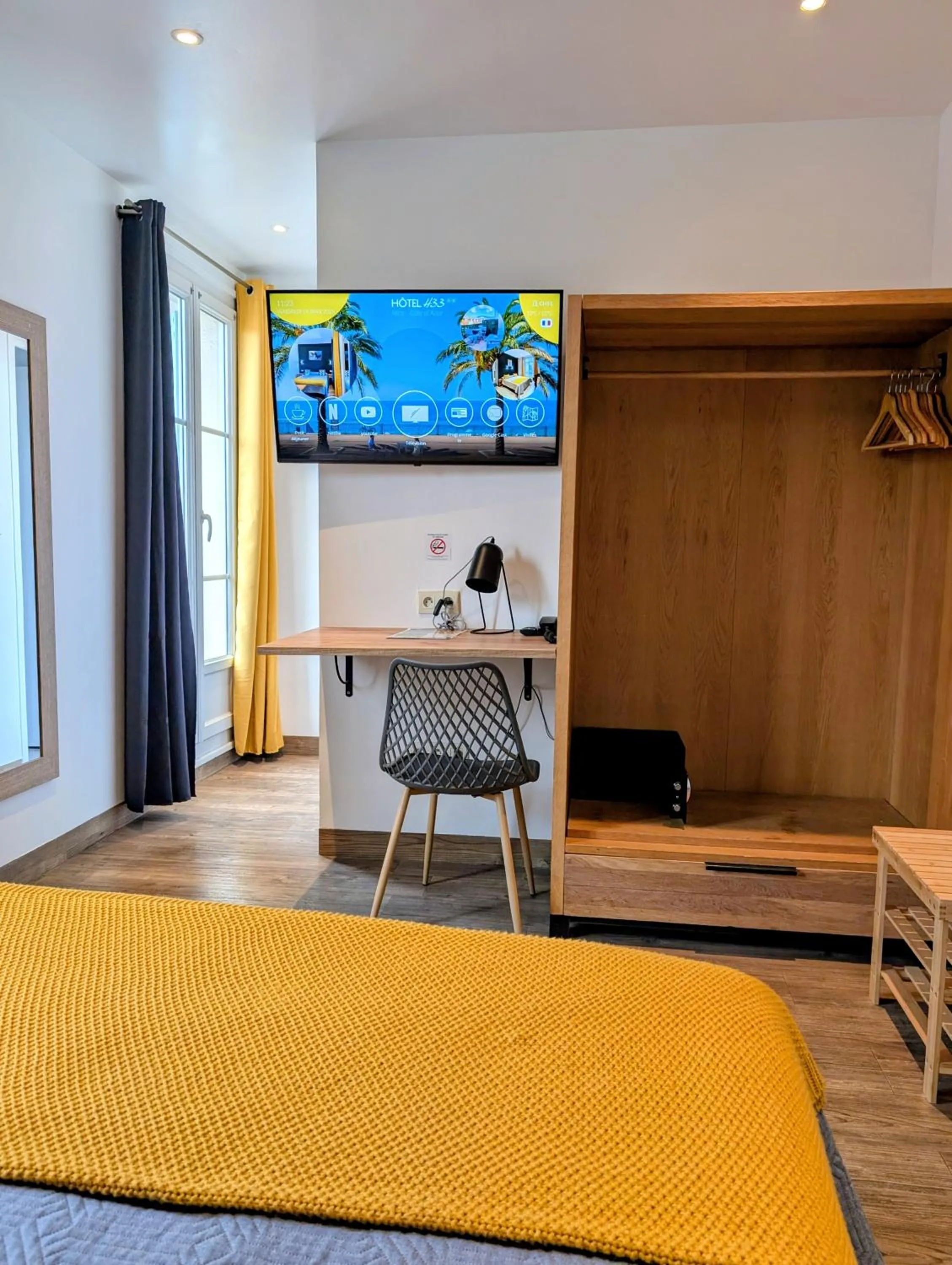 Seating area, Bed in H33 Hôtel