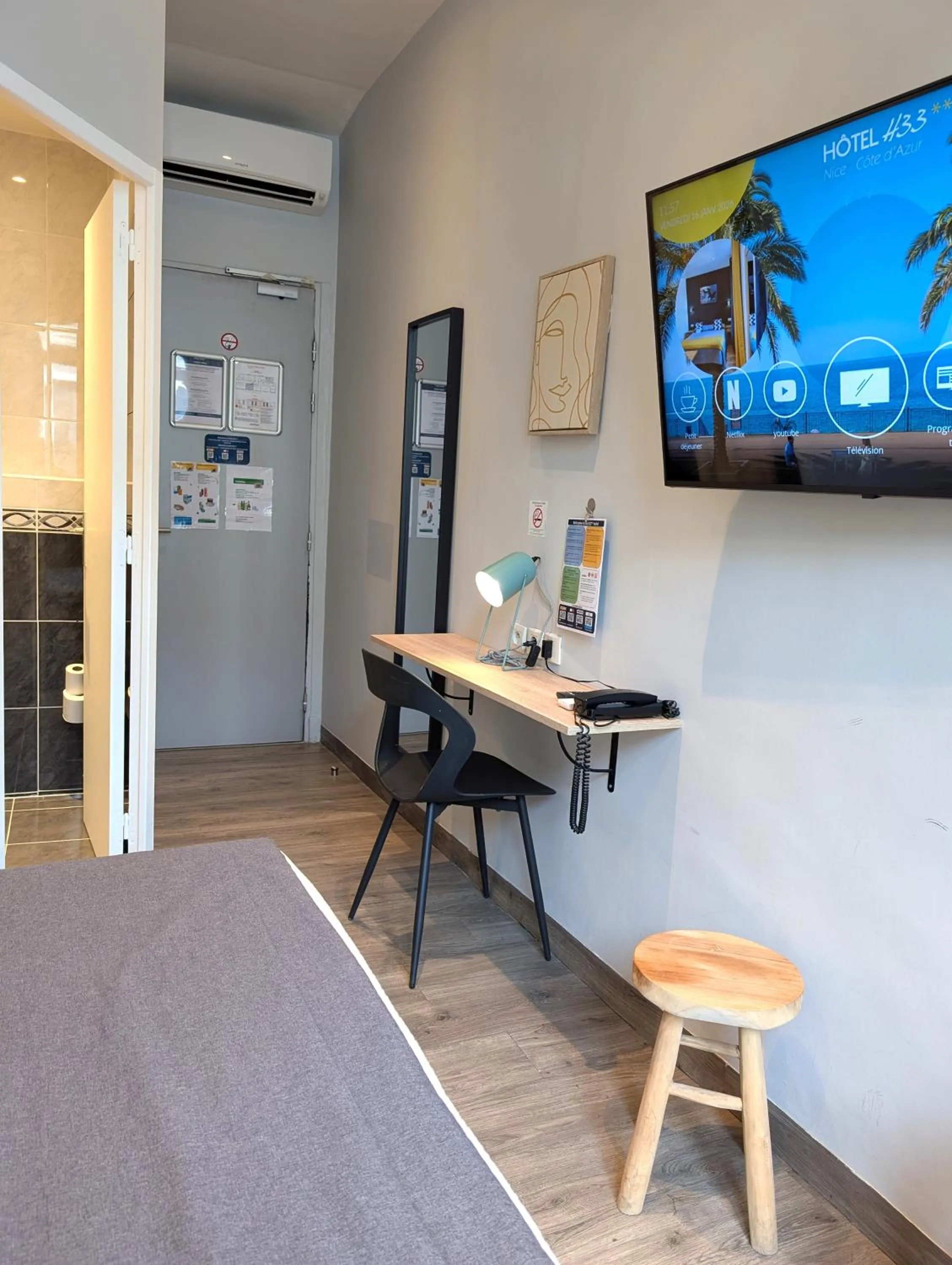 TV and multimedia, Bed in H33 Hôtel