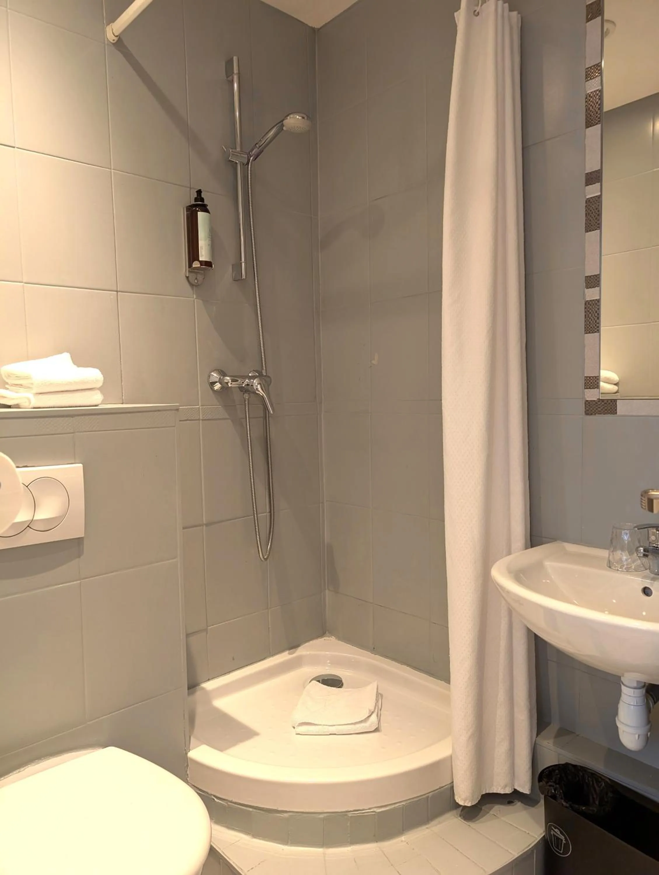Shower in H33 Hôtel