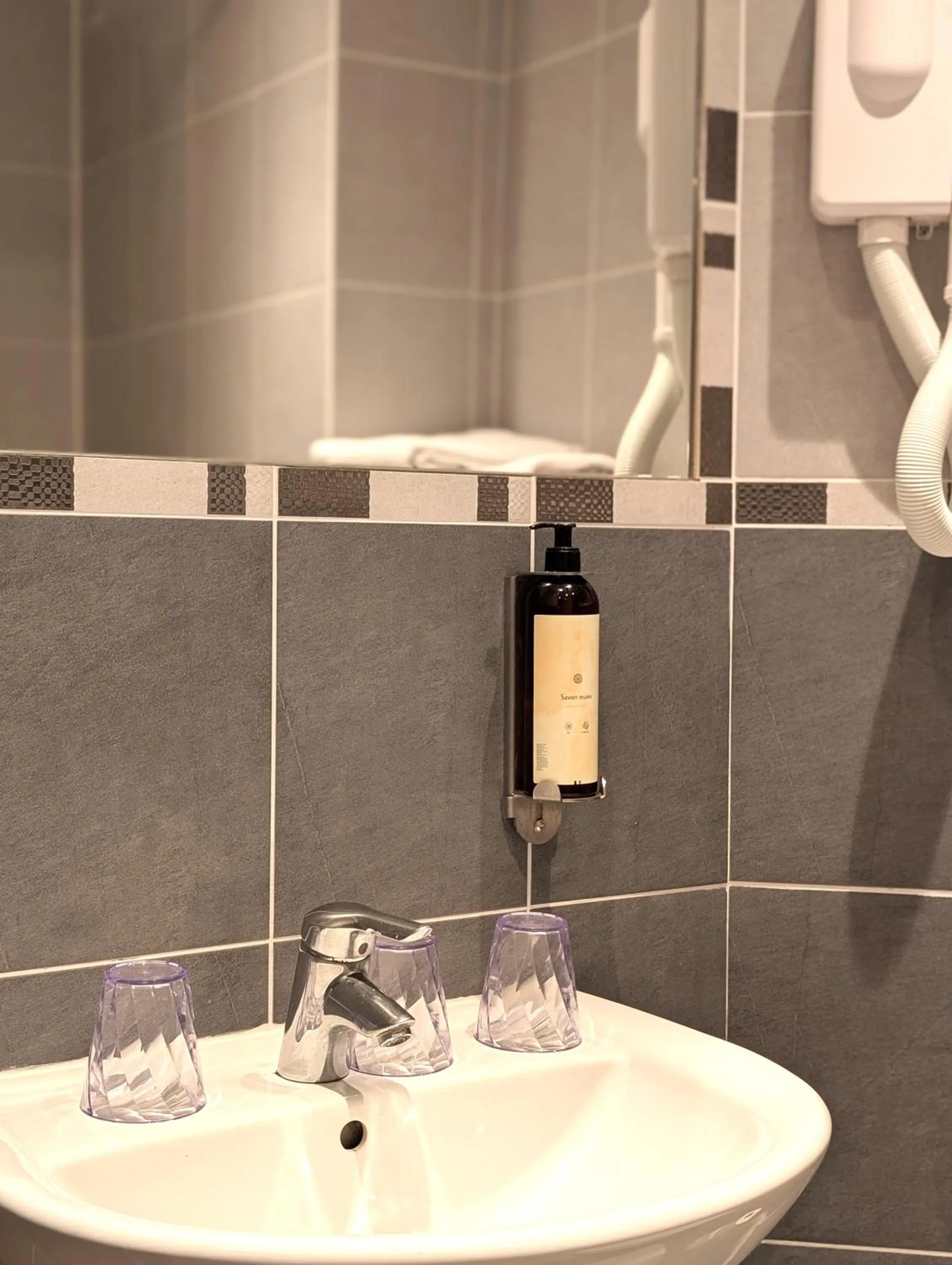 Toilet in H33 Hôtel