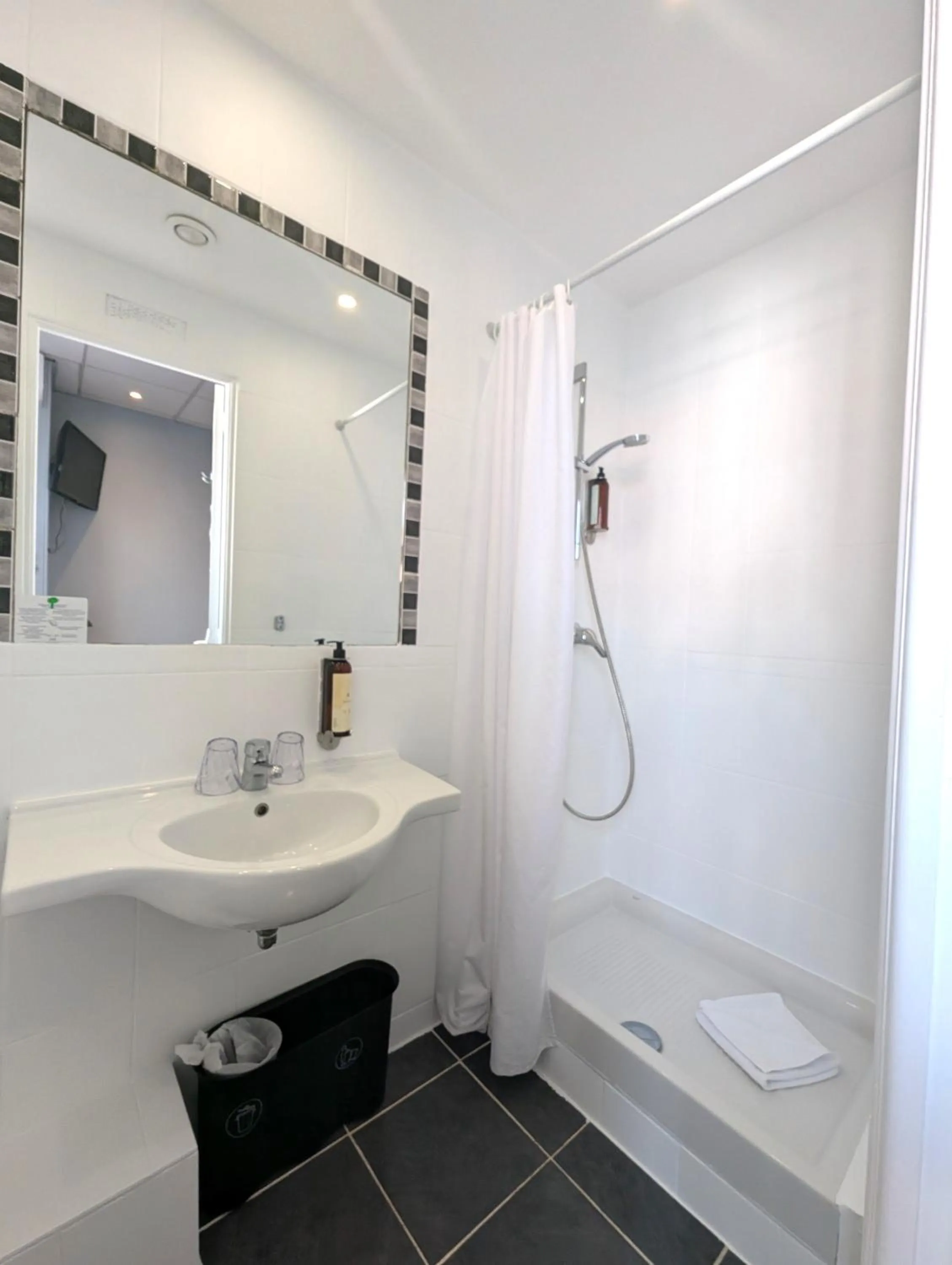 Shower in H33 Hôtel