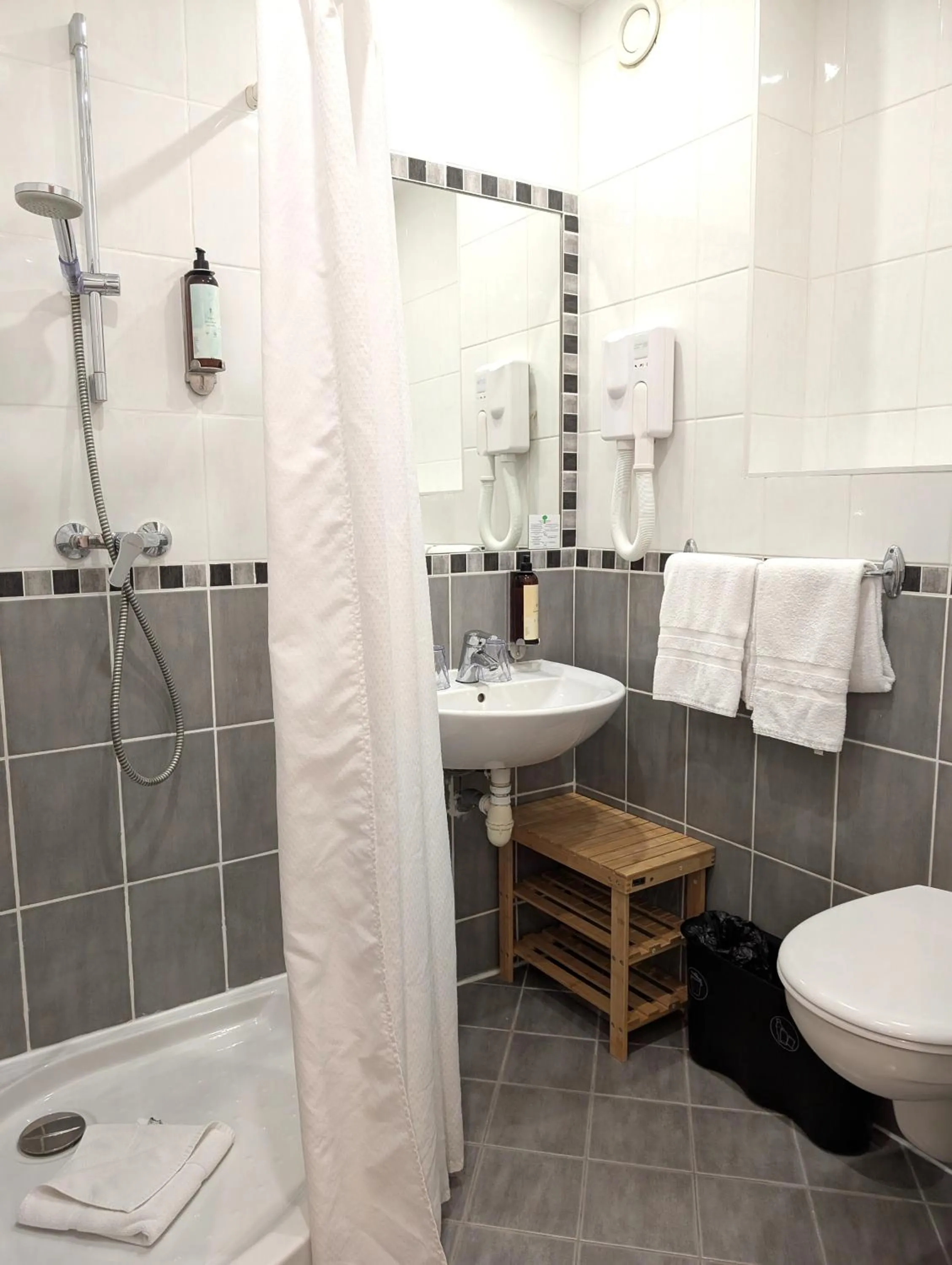 Shower in H33 Hôtel