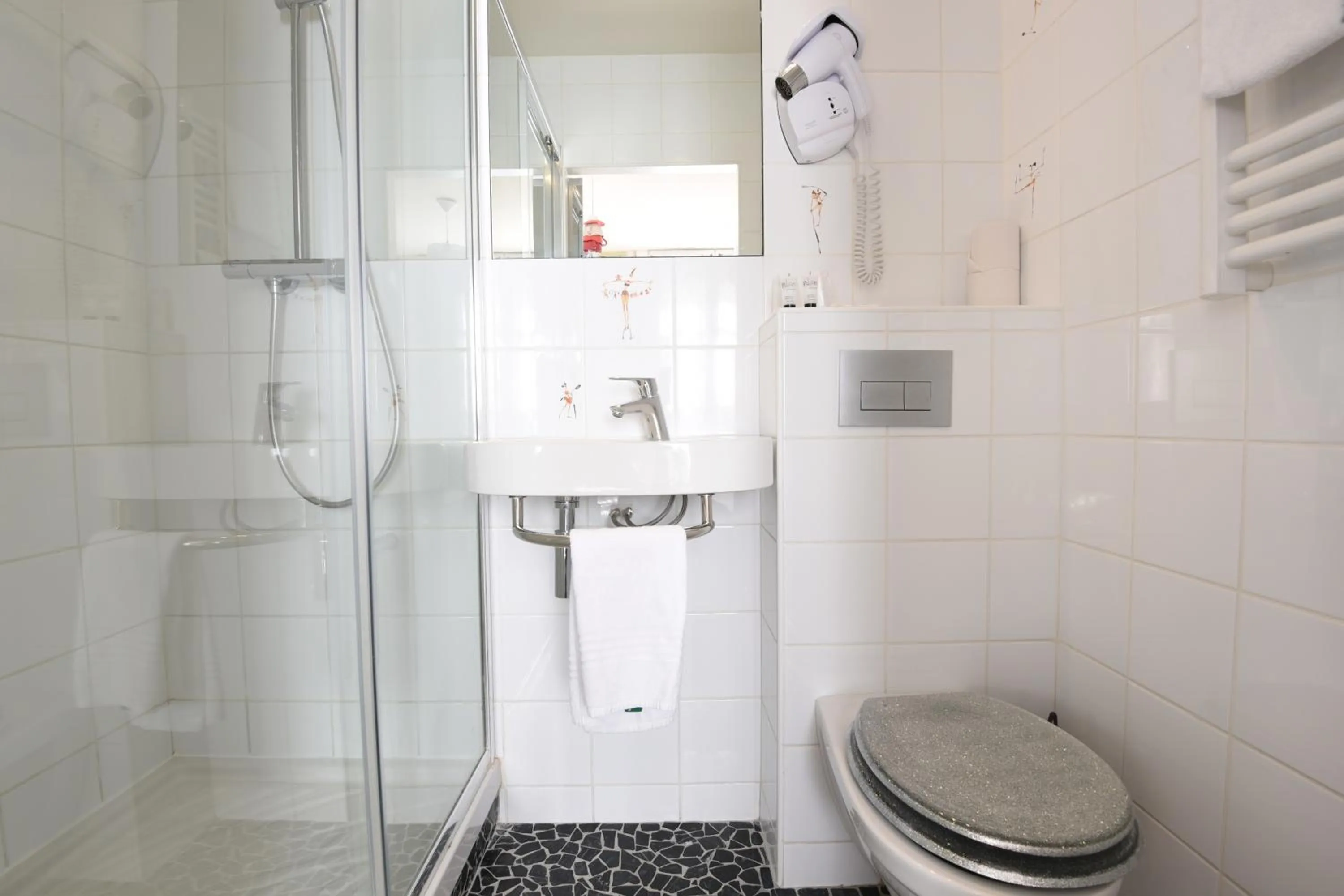 Bathroom in Amélie Hotel