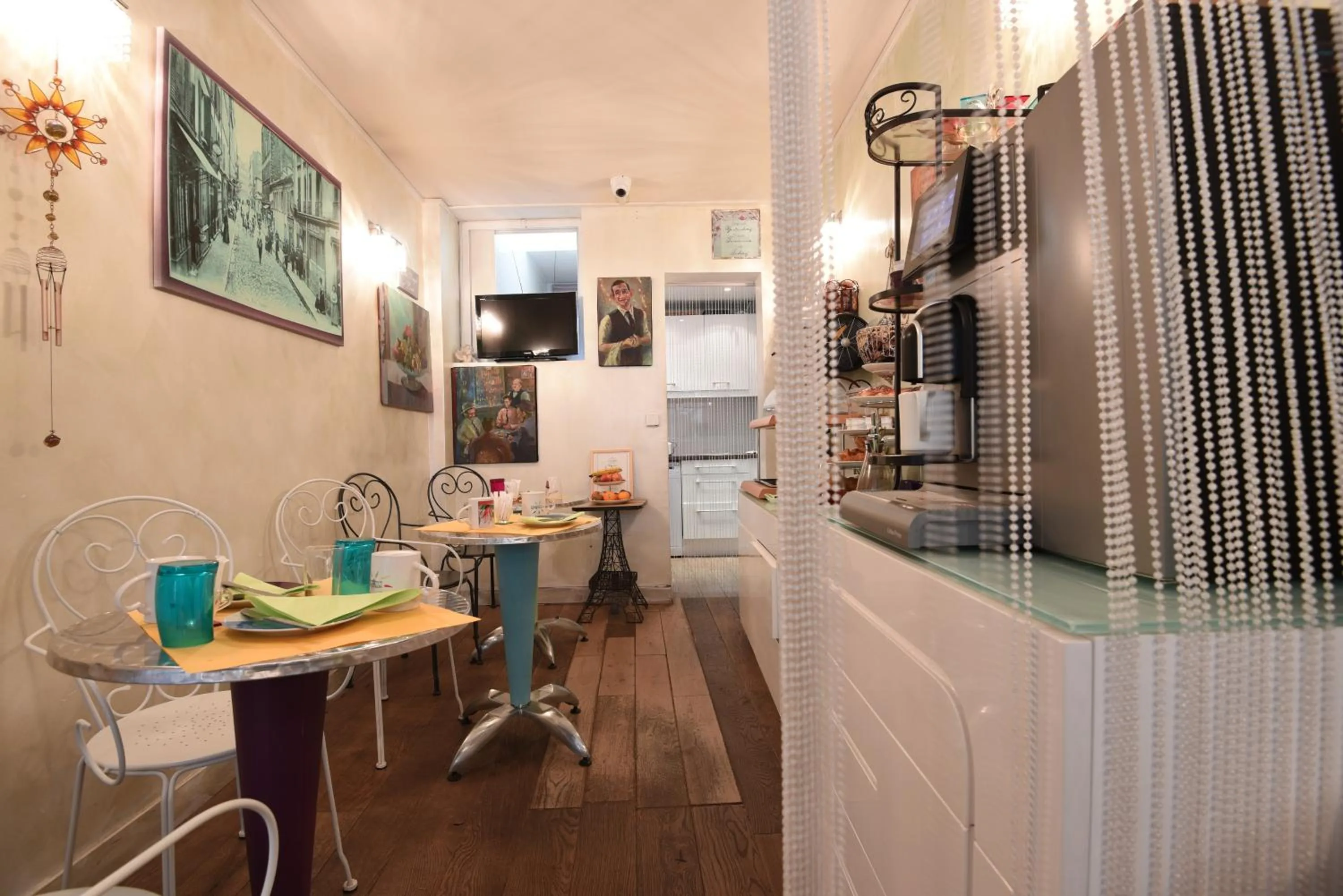 Restaurant/places to eat in Amélie Hotel