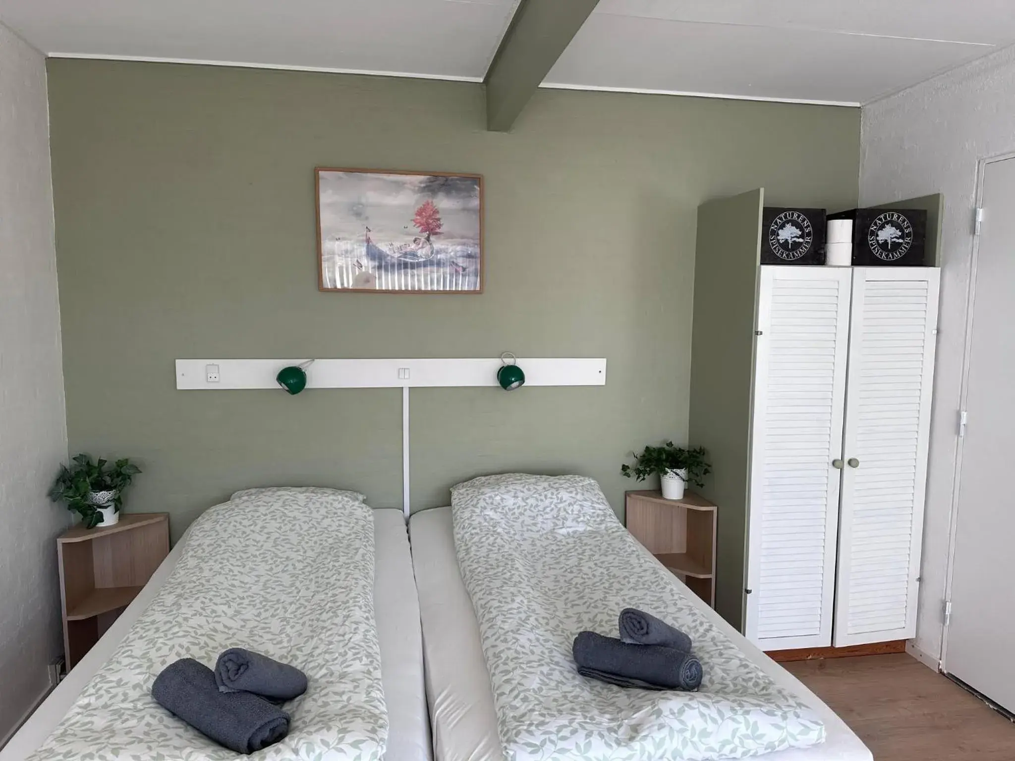 Quadruple Room with Bathroom in Døstrup Landevejskro & Motel Quadruple Room with Bathroom in Døstrup Landevejskro & Motel