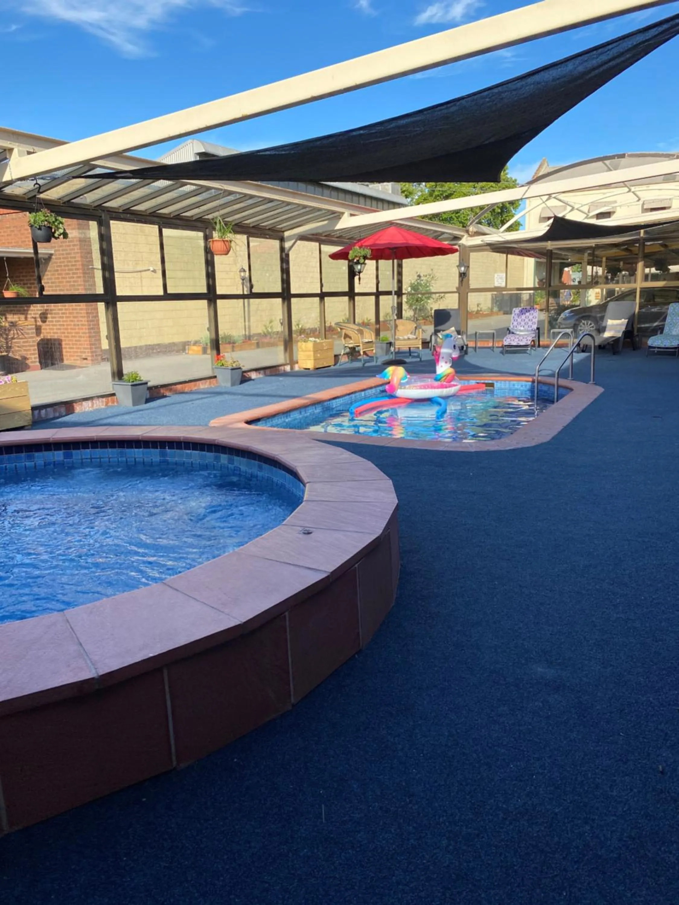 Swimming pool in Elm Court Motel