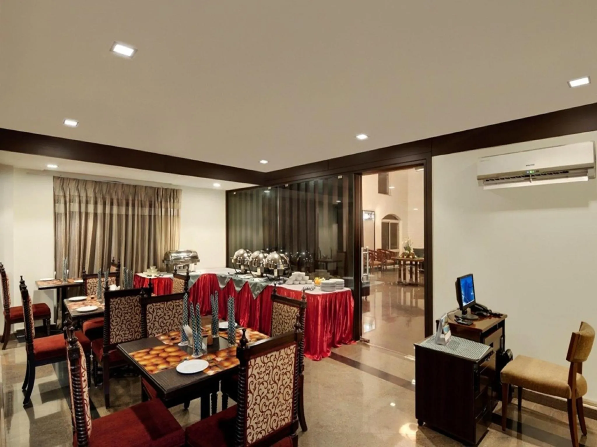 Restaurant/places to eat in The Golden Suites & Spa
