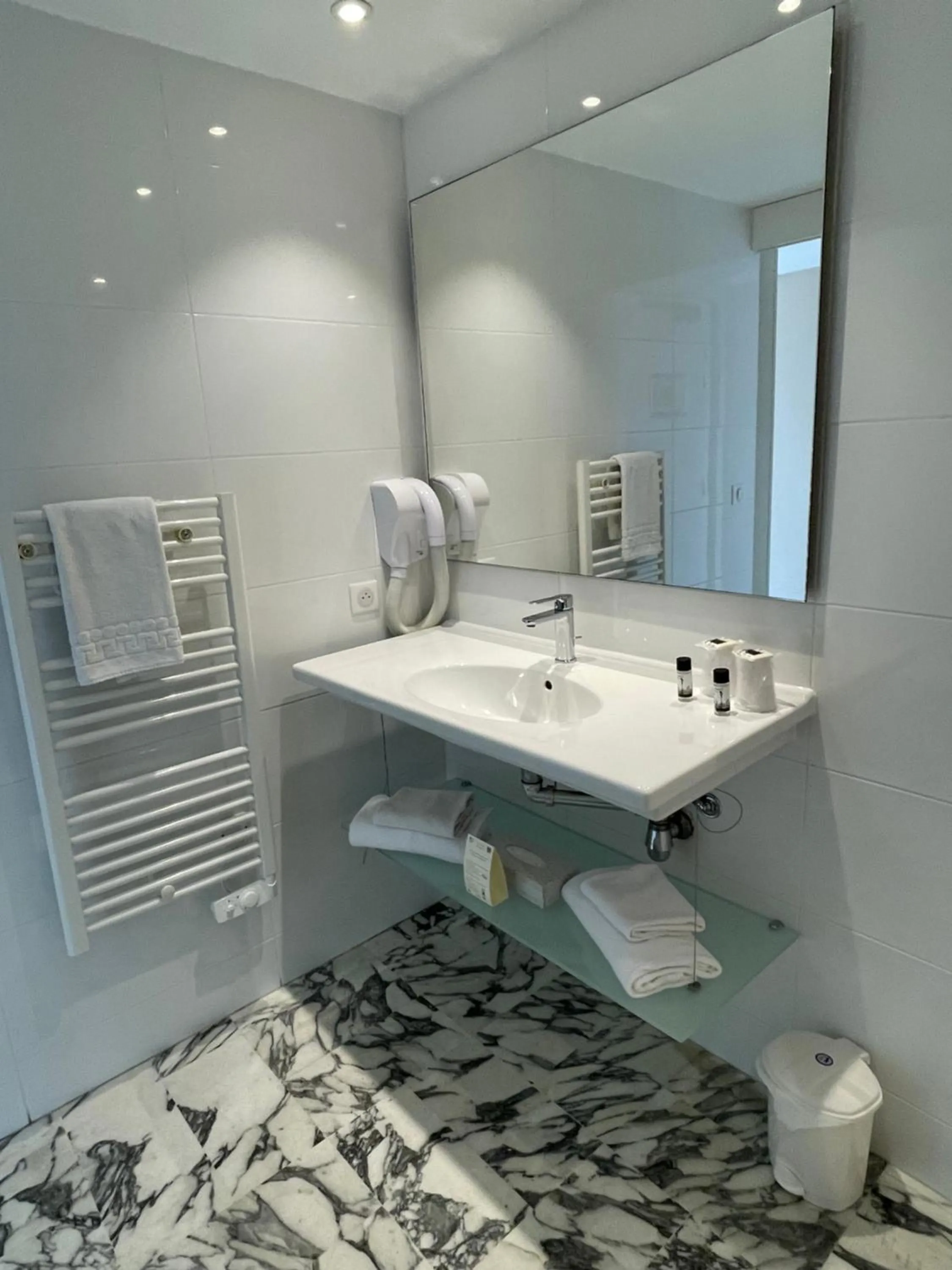 Shower in Hotel Abrial