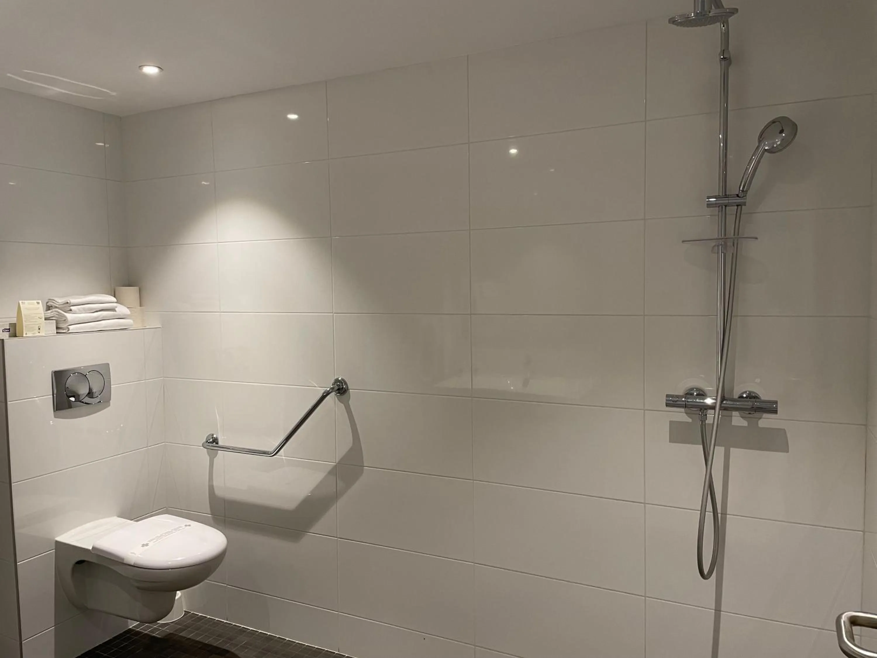 Shower in Hotel Abrial