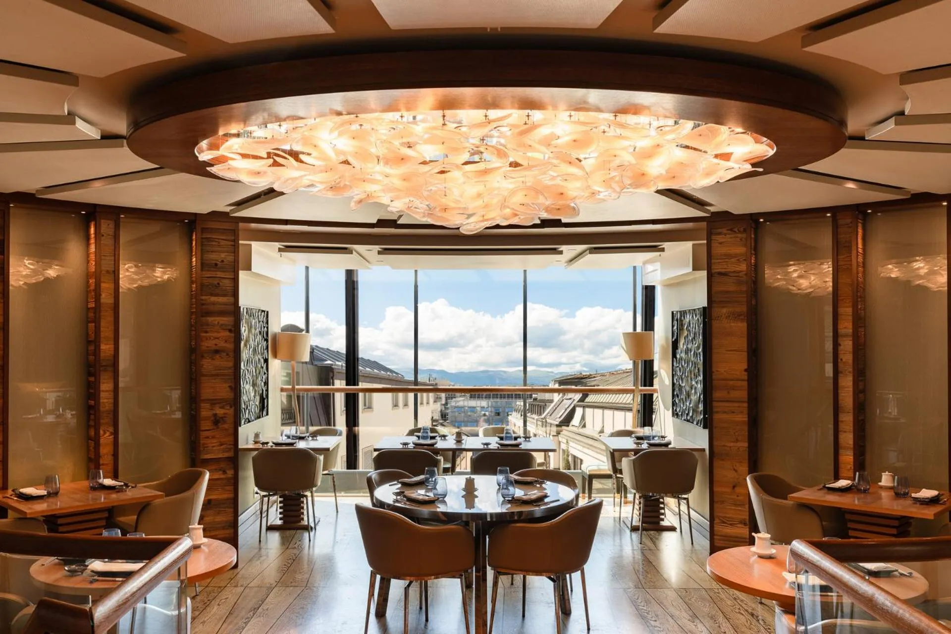 Restaurant/places to eat in Four Seasons Hotel des Bergues Geneva