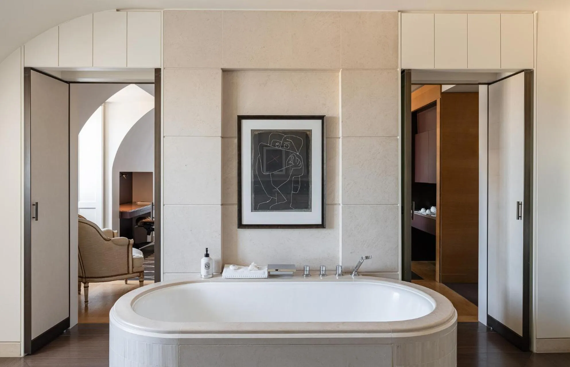 Photo of the whole room, Bed in Four Seasons Hotel des Bergues Geneva