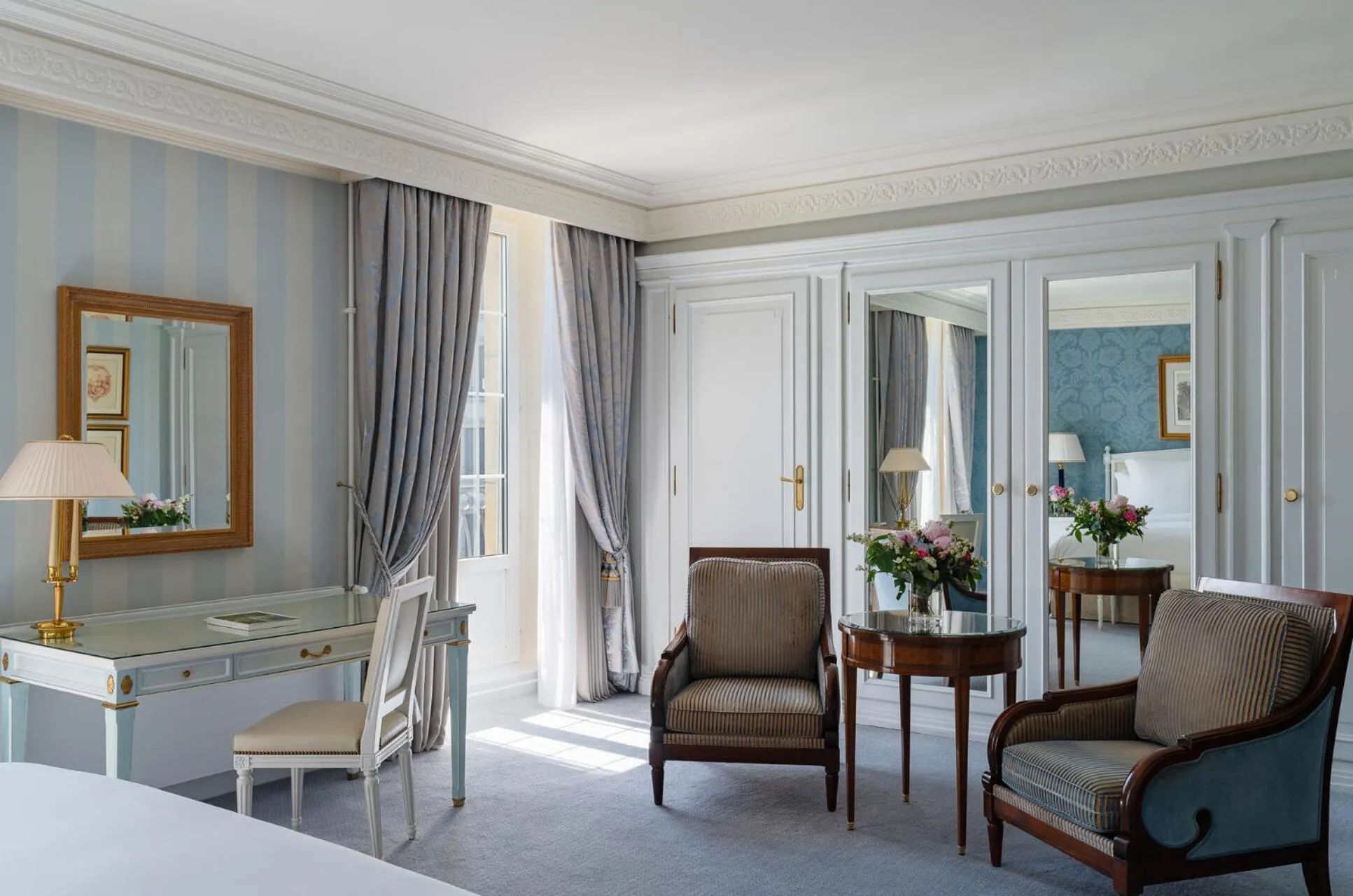 Photo of the whole room, Bed in Four Seasons Hotel des Bergues Geneva