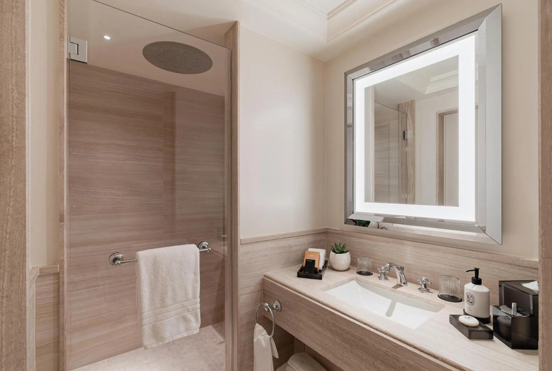 Shower in Four Seasons Hotel des Bergues Geneva