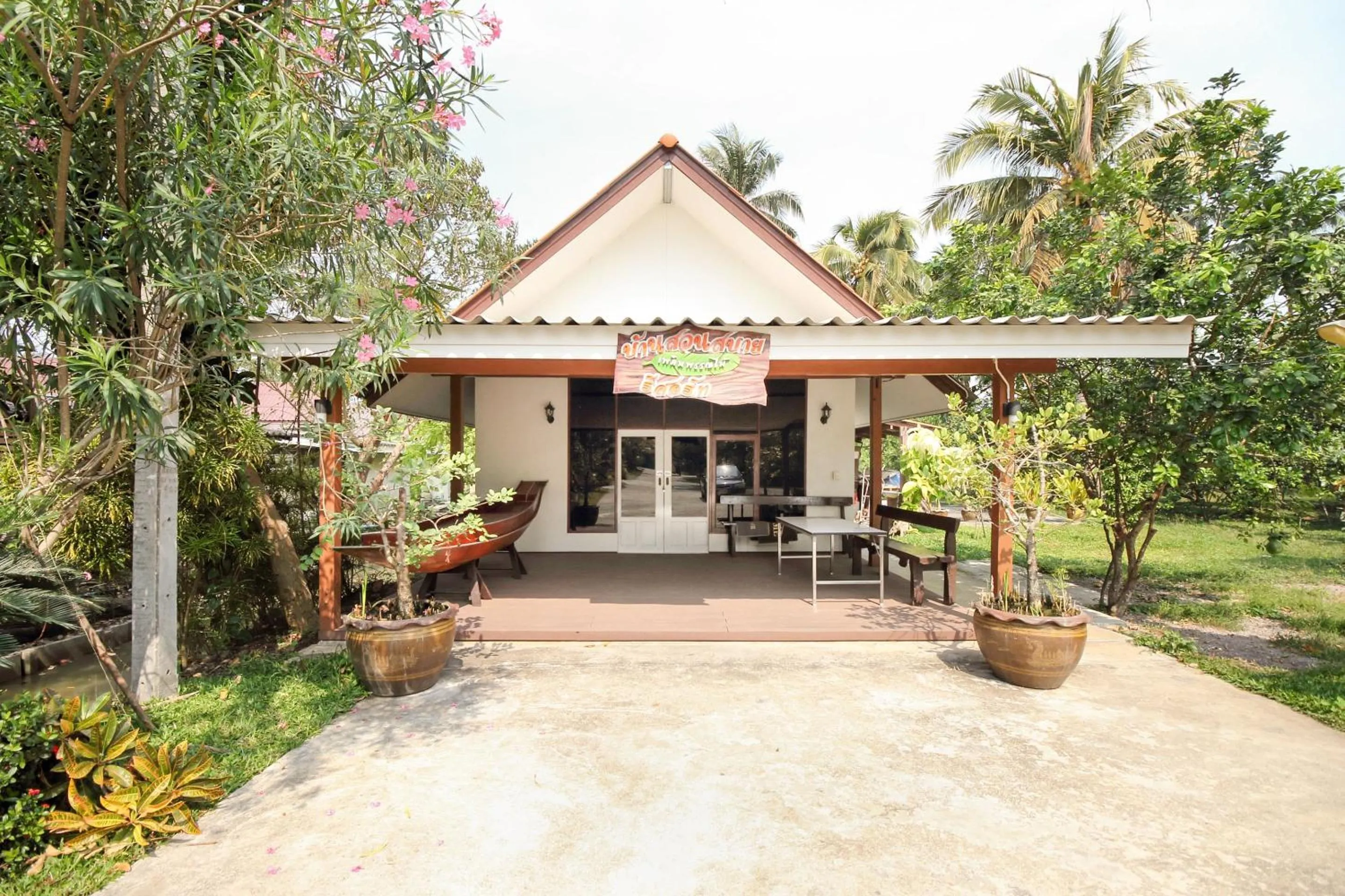 Facade/entrance in OYO 606 Baan Suansabai Pleanpanmai Resort Amphawa