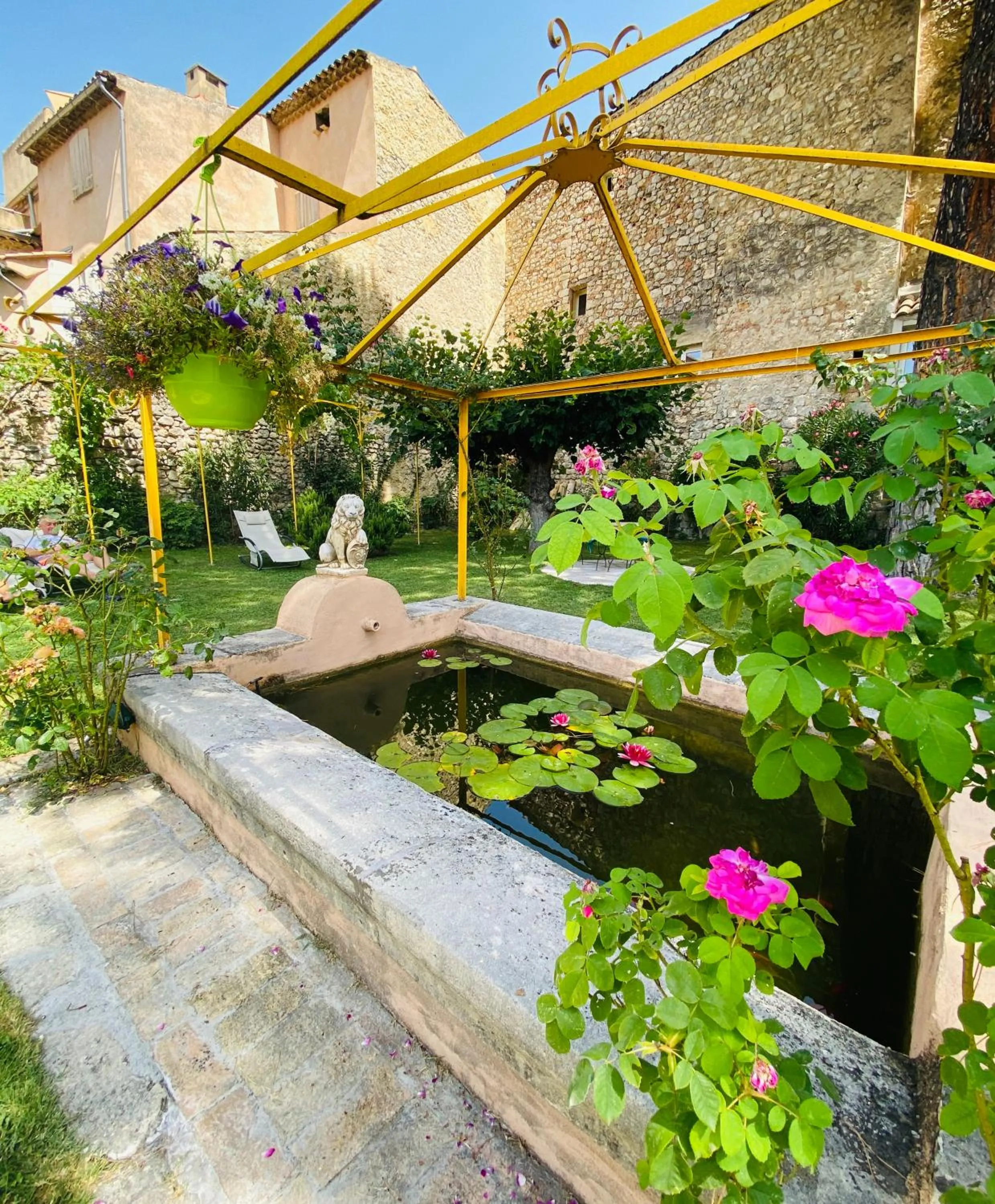 Garden in Les Arcades Le Lion D'or