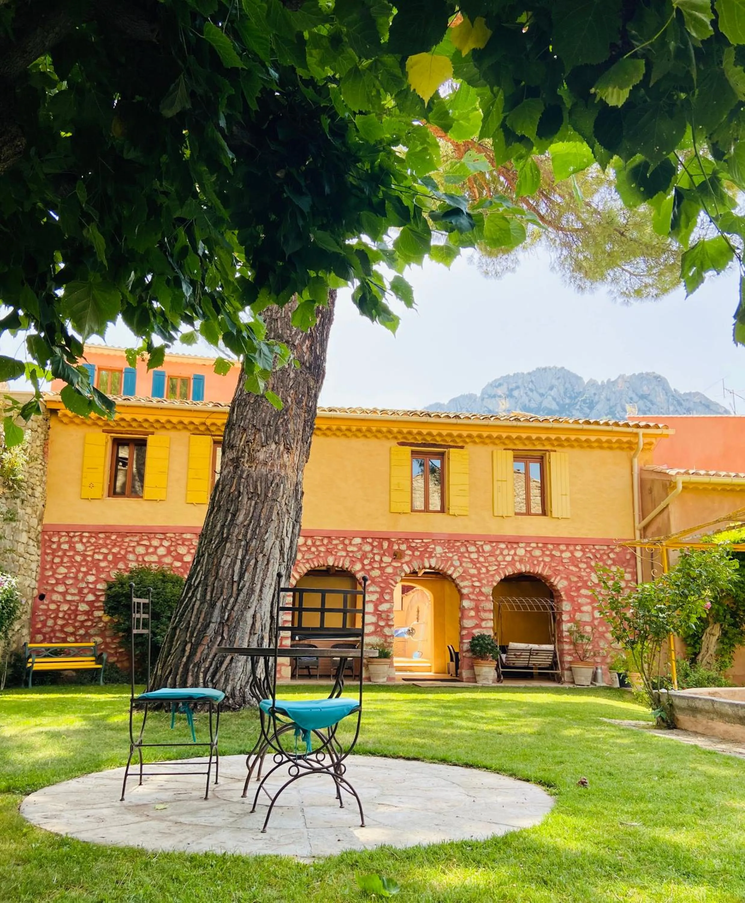 Property building in Les Arcades Le Lion D'or