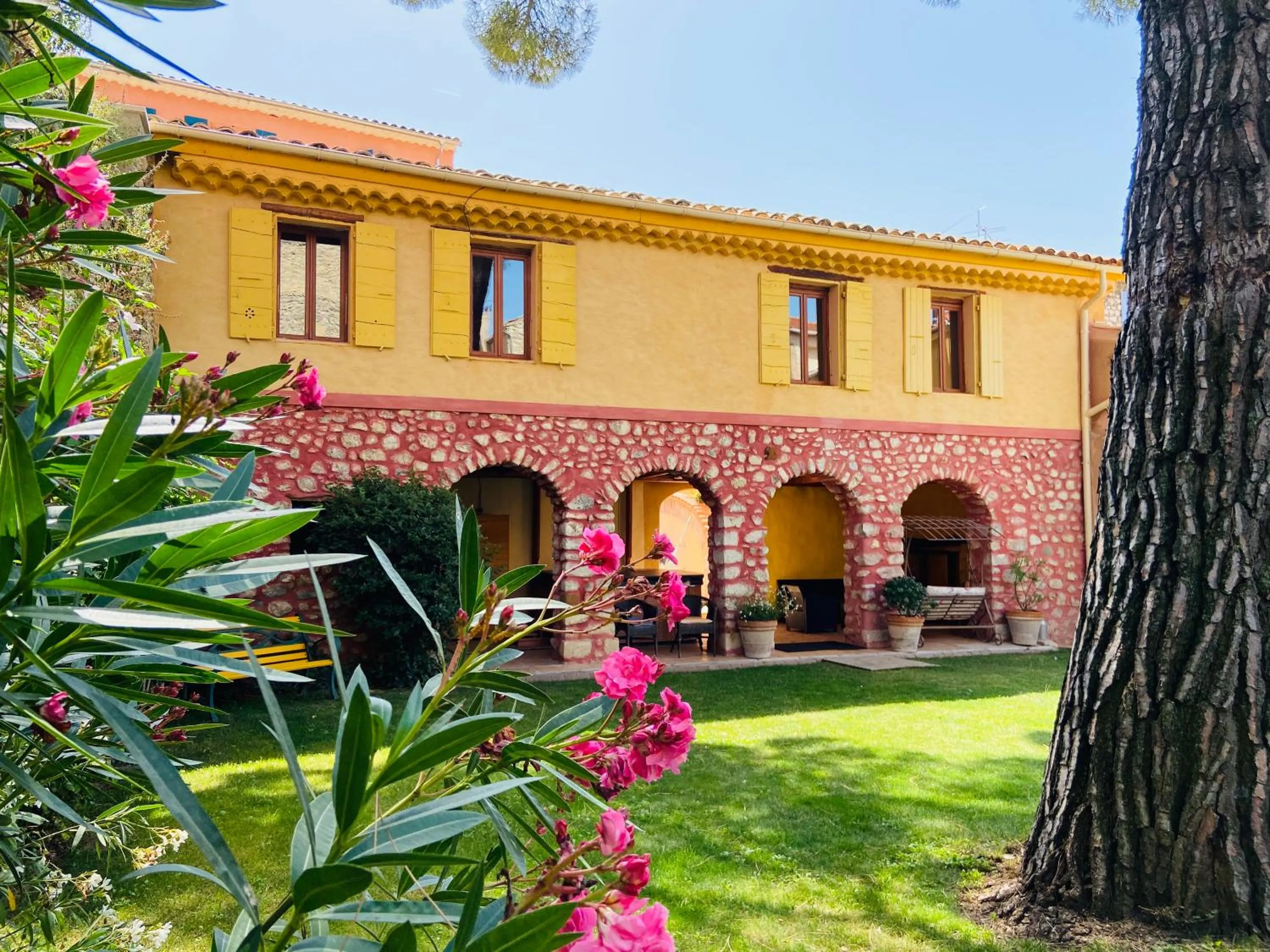 Garden in Les Arcades Le Lion D'or