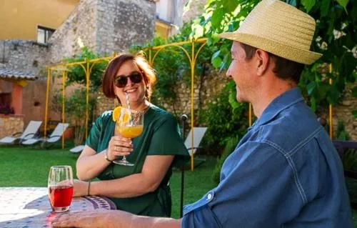 Lounge or bar in Les Arcades Le Lion D'or