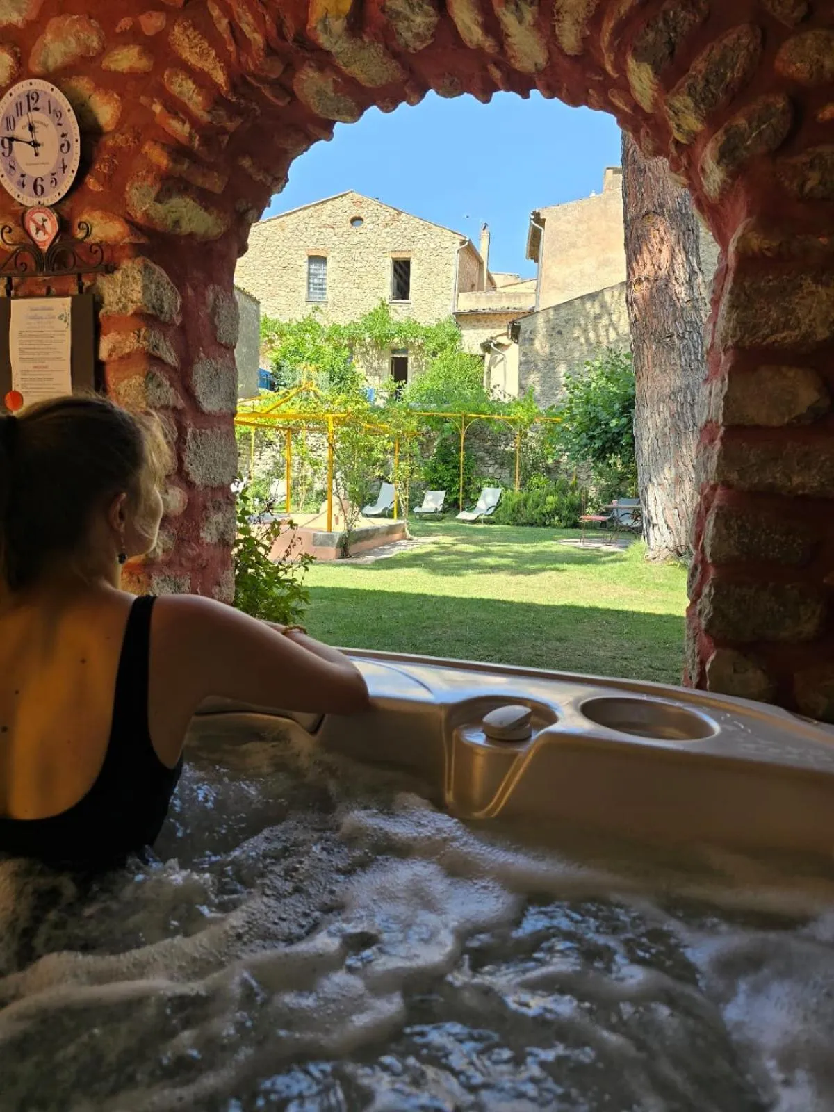 Garden in Les Arcades Le Lion D'or