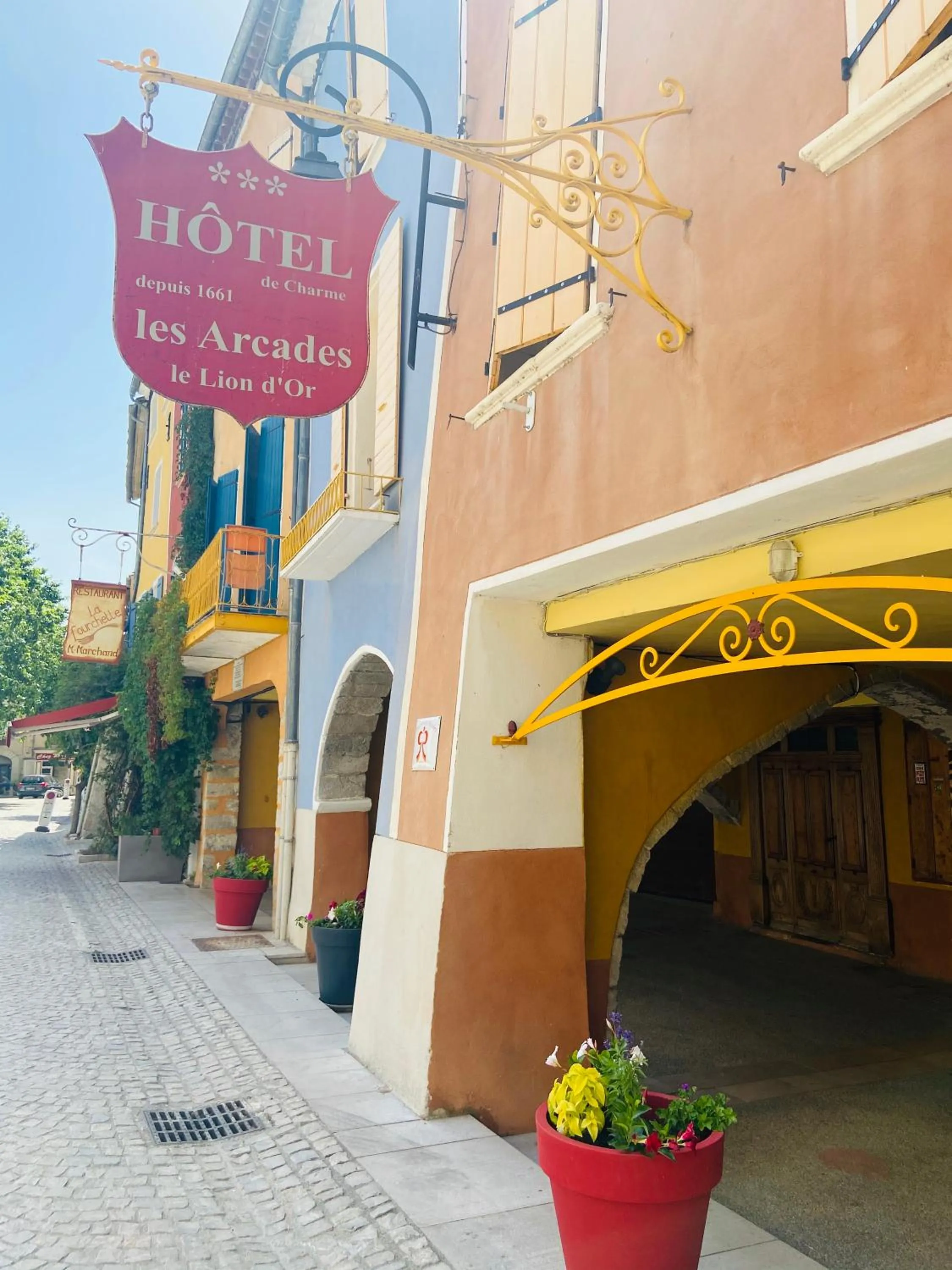 Facade/entrance in Les Arcades Le Lion D'or