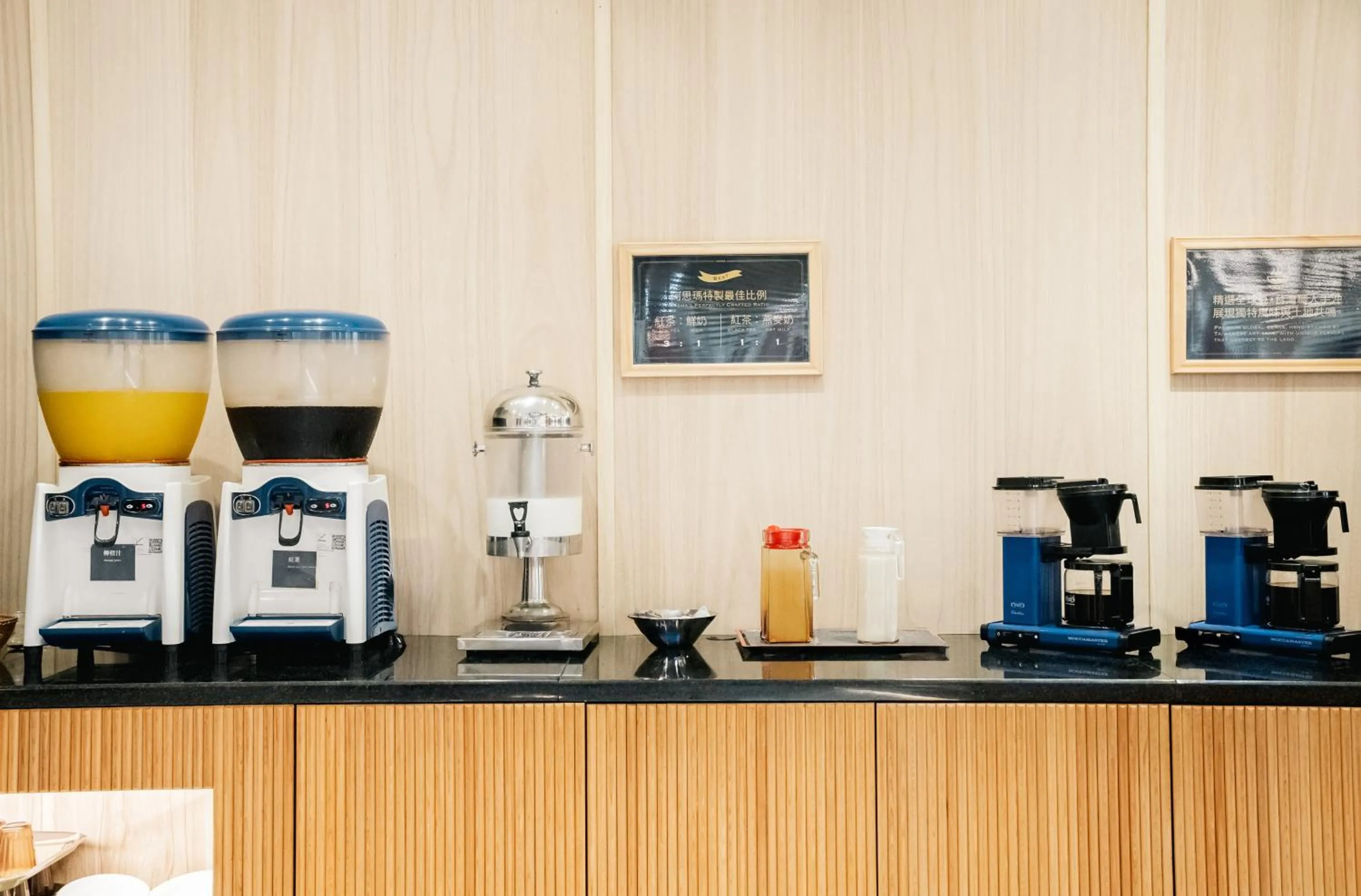 Restaurant/places to eat in Arsma Hotel