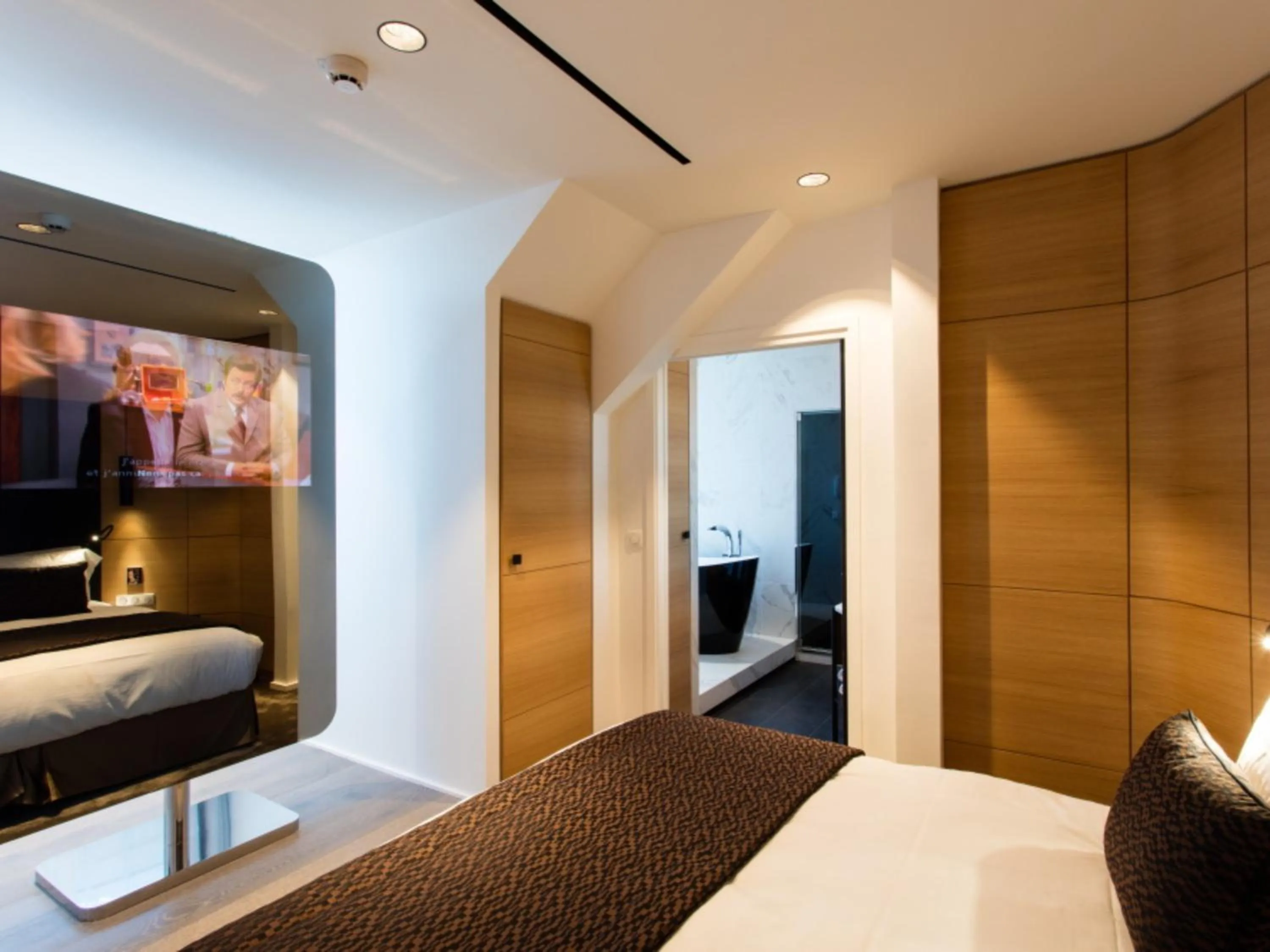 TV and multimedia, Bed in Grand Hôtel La Cloche Dijon - MGallery Collection