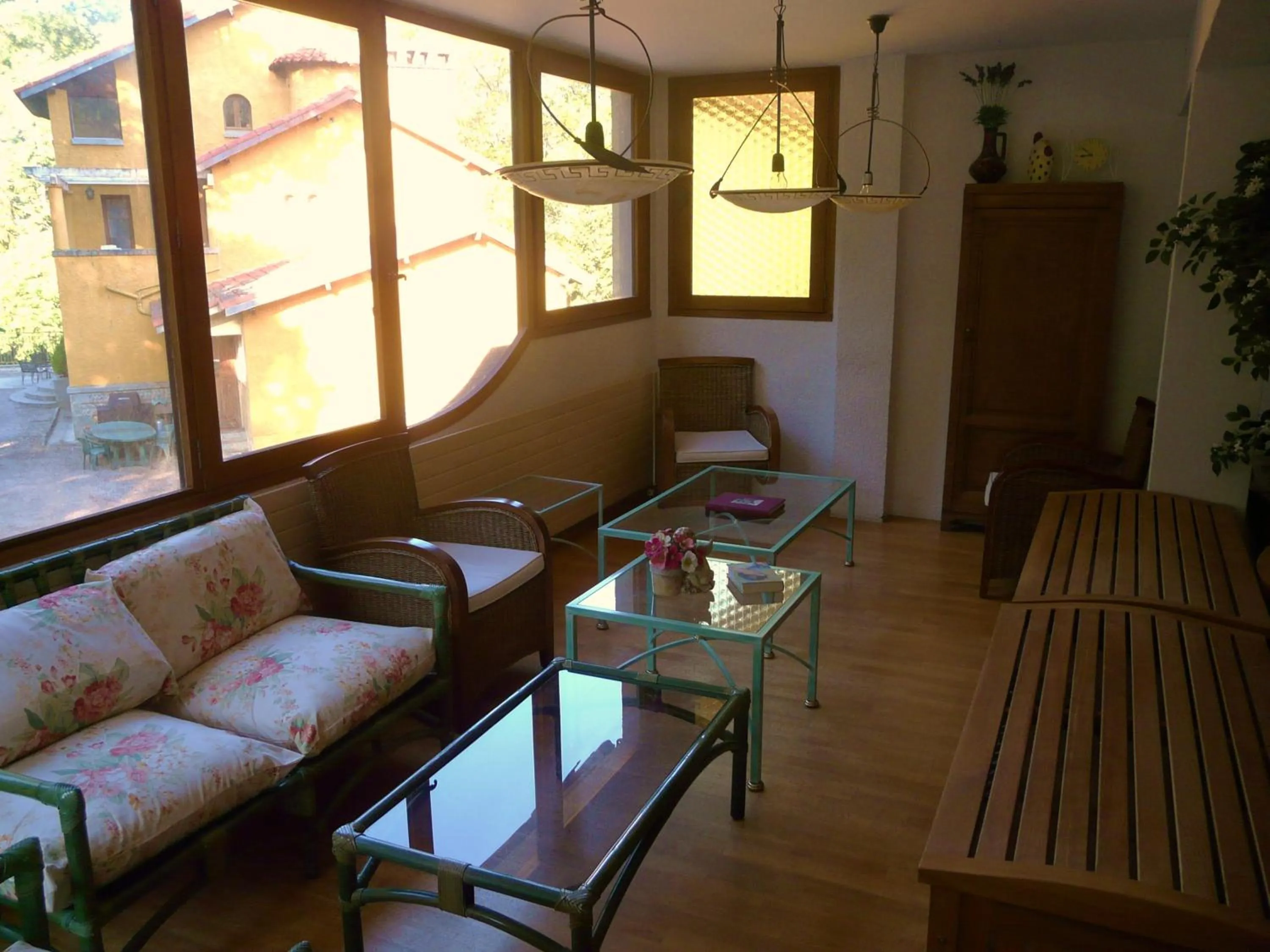 Communal lounge/ TV room in Hotel Le Mas Fleuri