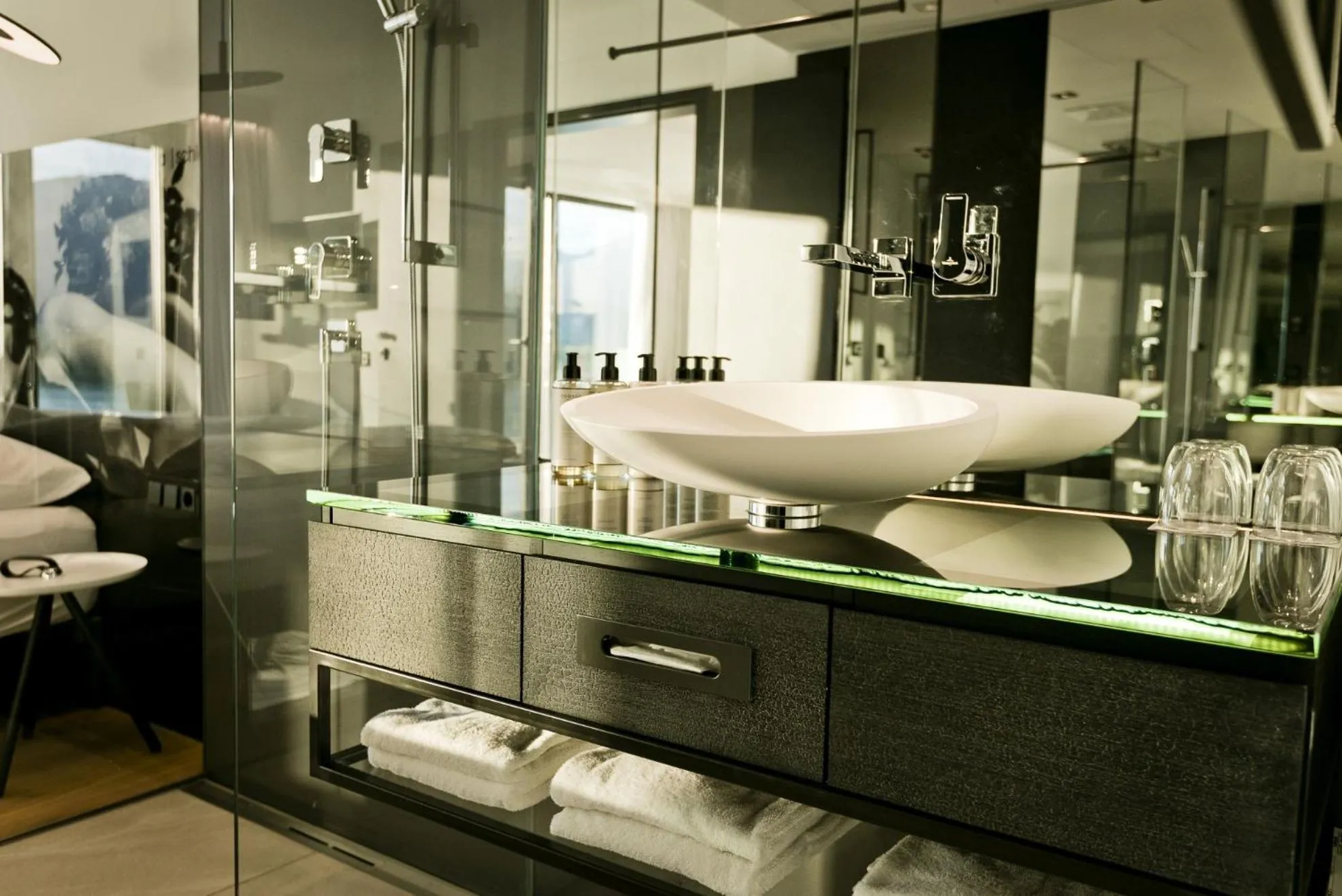 Shower in Scalaria Sunset Wing