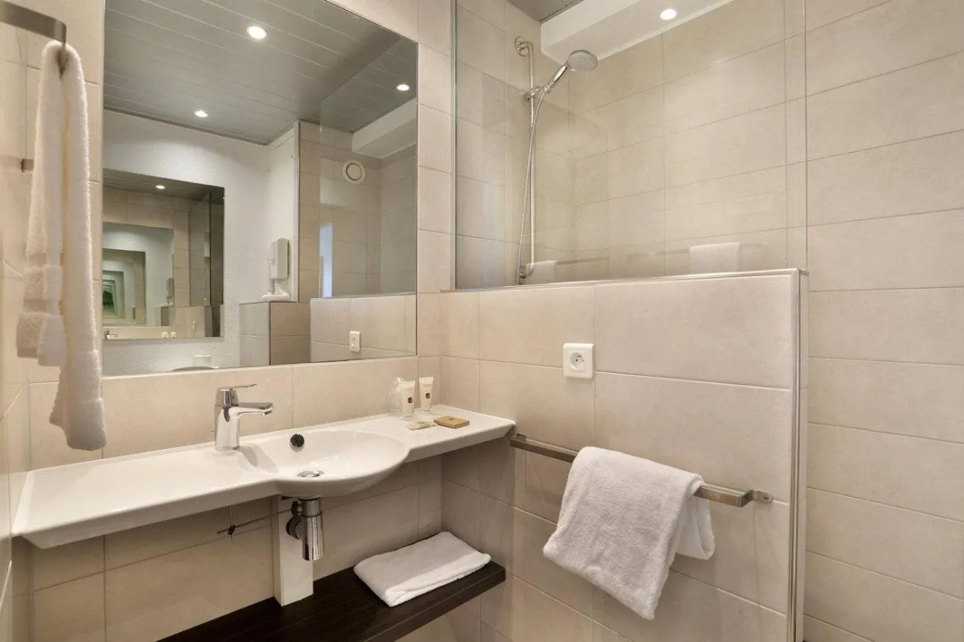 Bathroom in The Originals Boutique, Hôtel-Restaurant d'Alsace, Strasbourg Sud