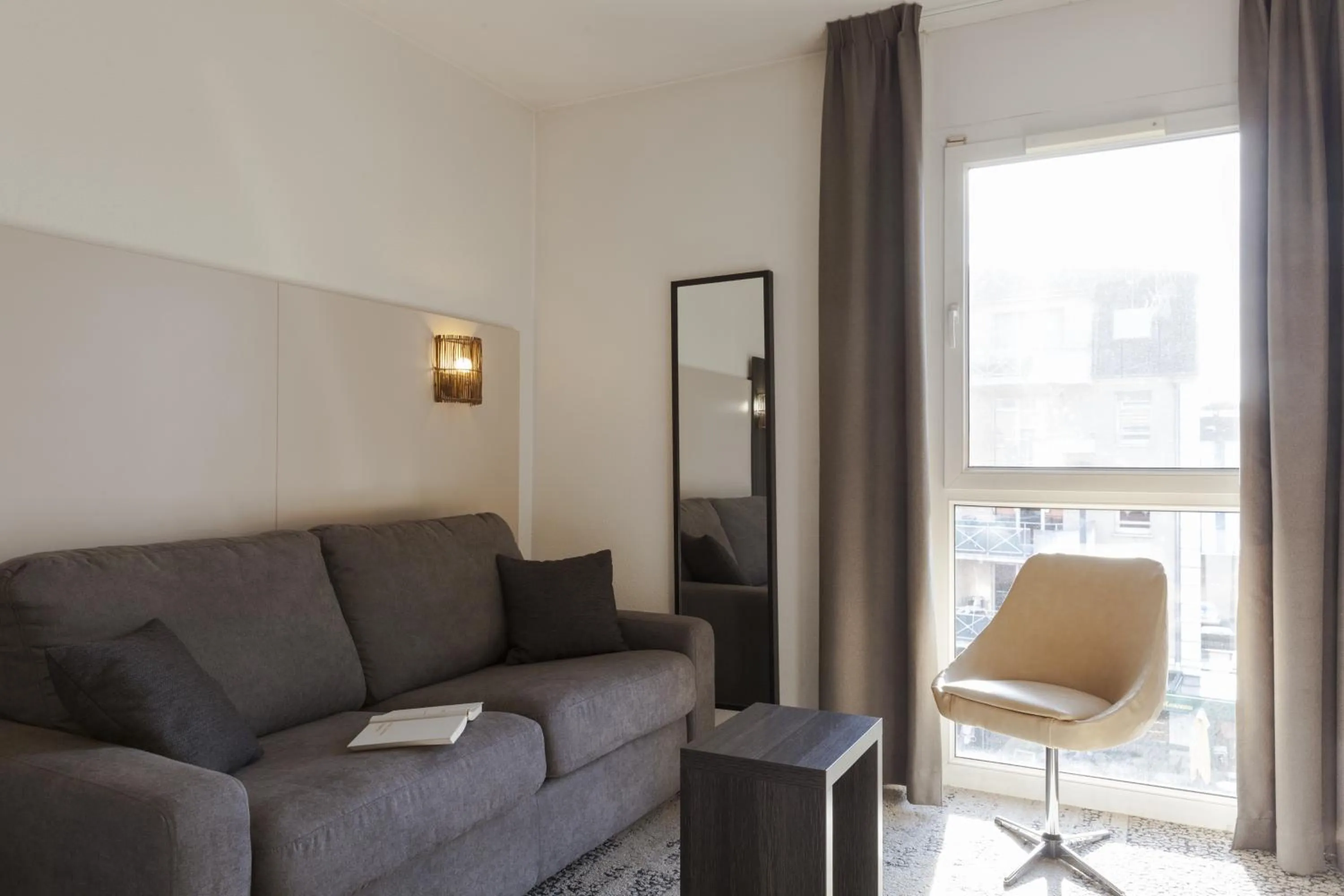 Seating area in The Originals Boutique, Hôtel-Restaurant d'Alsace, Strasbourg Sud