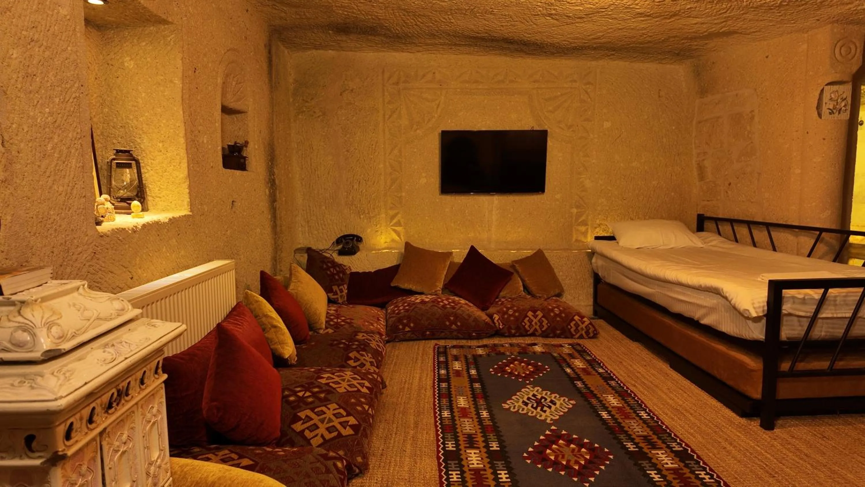 Communal lounge/ TV room, Bed in Iris Cave Cappadocia