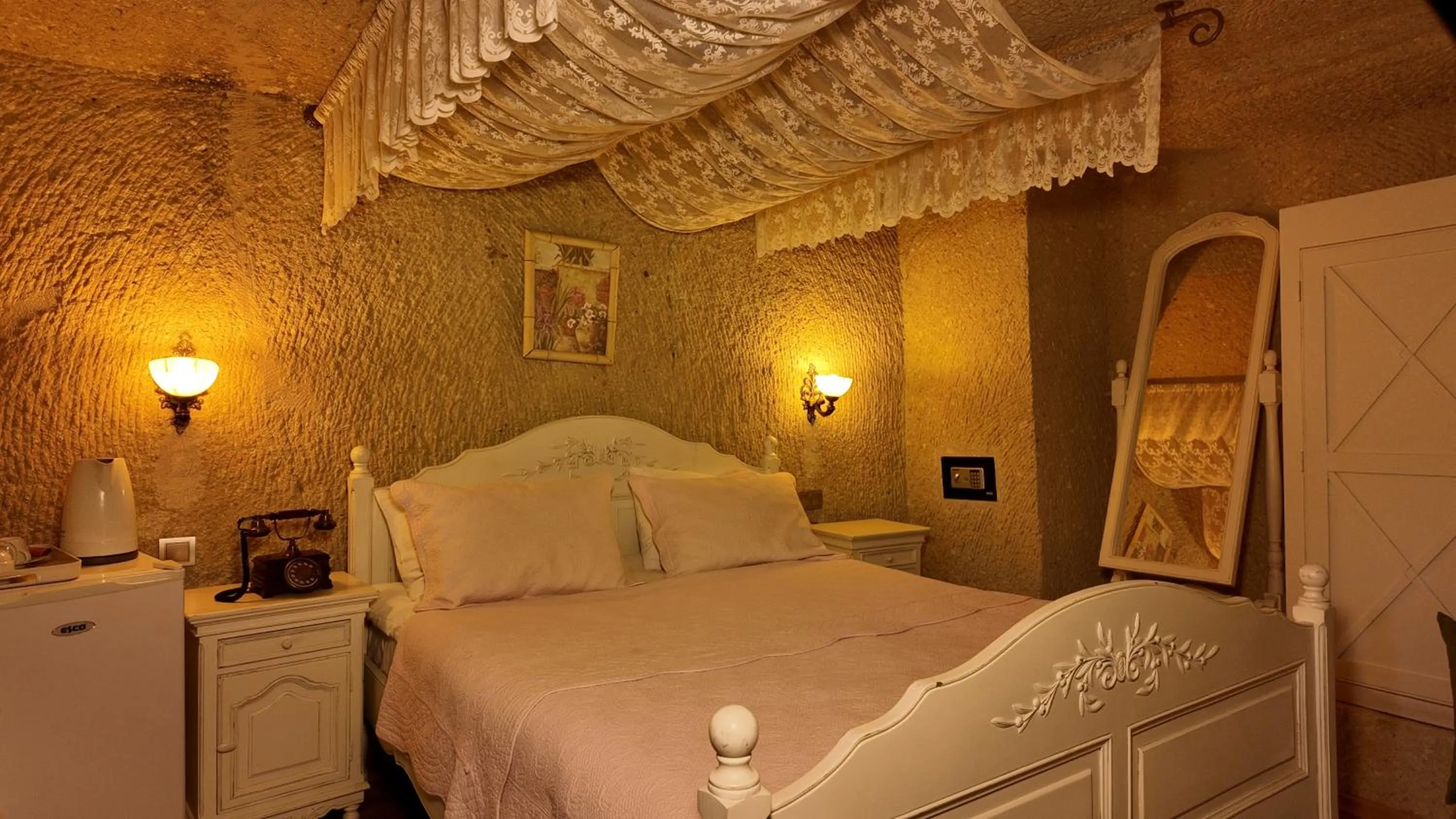 Bedroom, Bed in Iris Cave Cappadocia