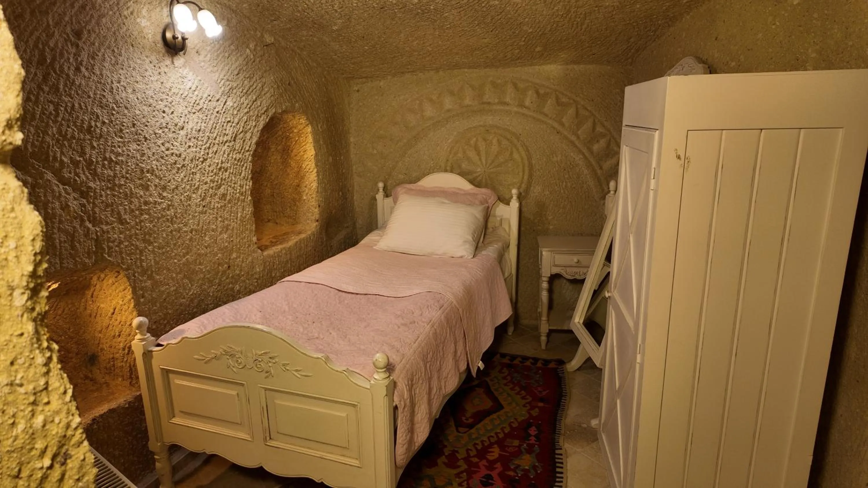 Bedroom, Bed in Iris Cave Cappadocia