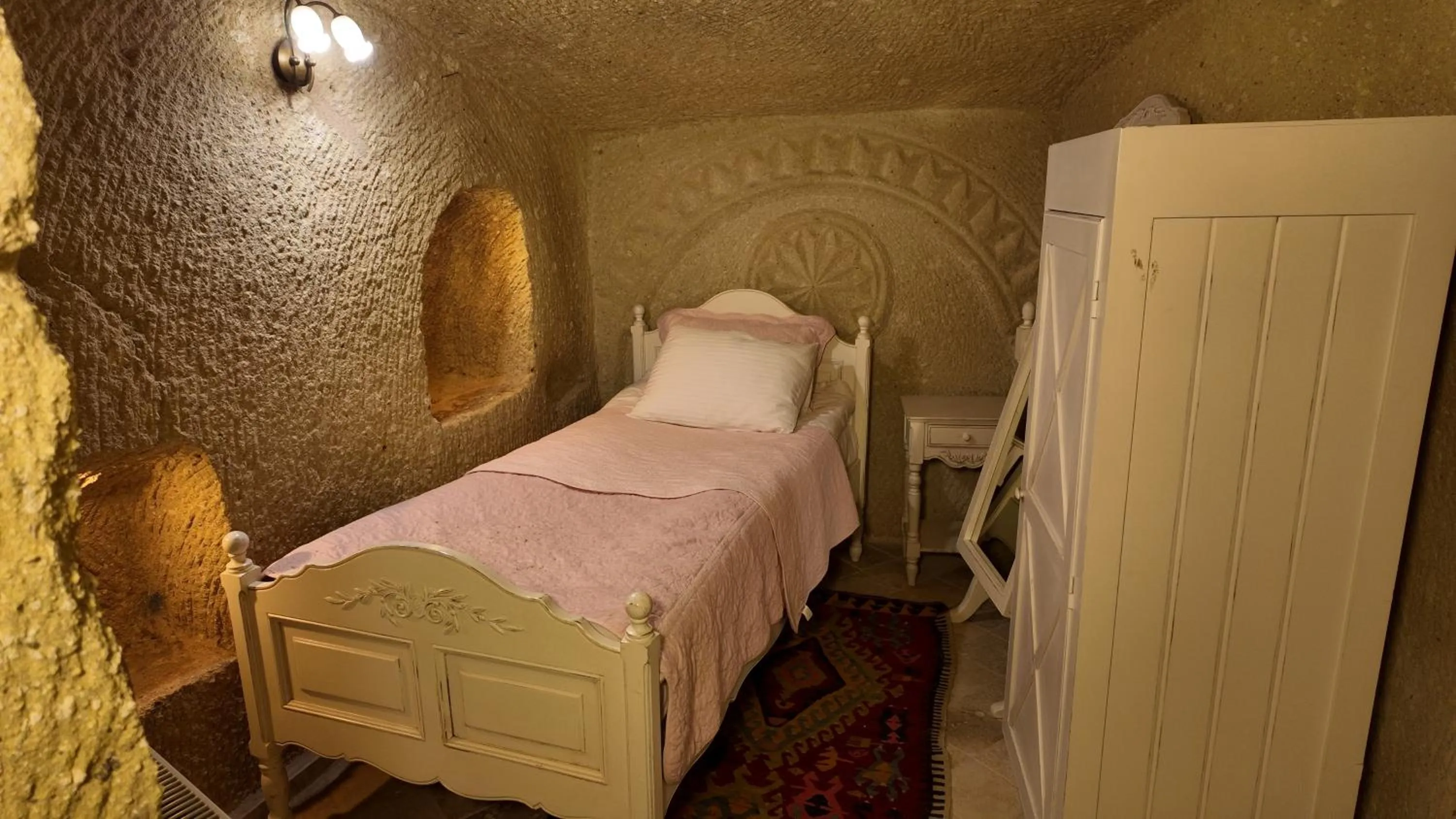 Bedroom, Bed in Iris Cave Cappadocia