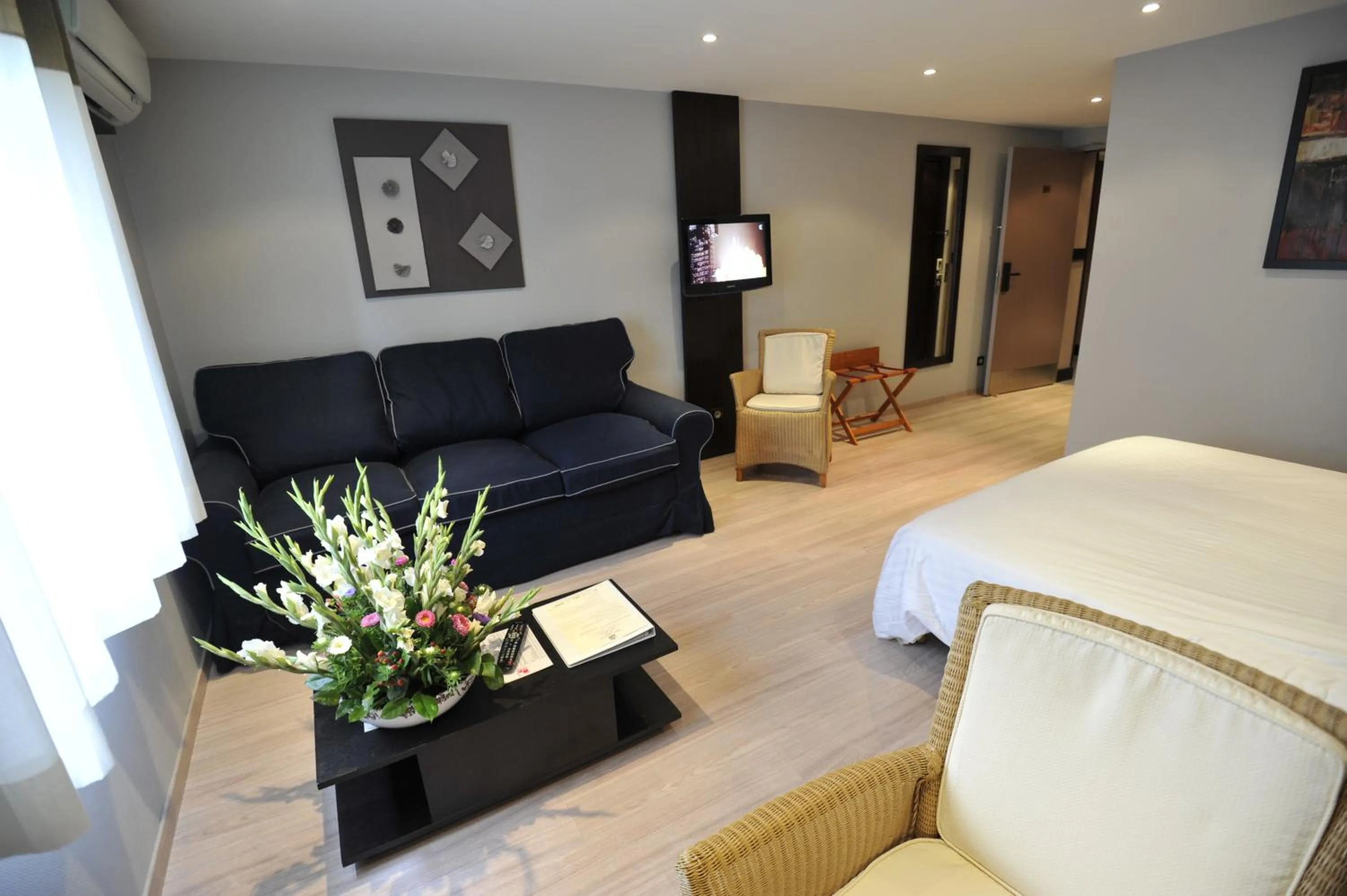 Bedroom in Logis Cottage Hotel