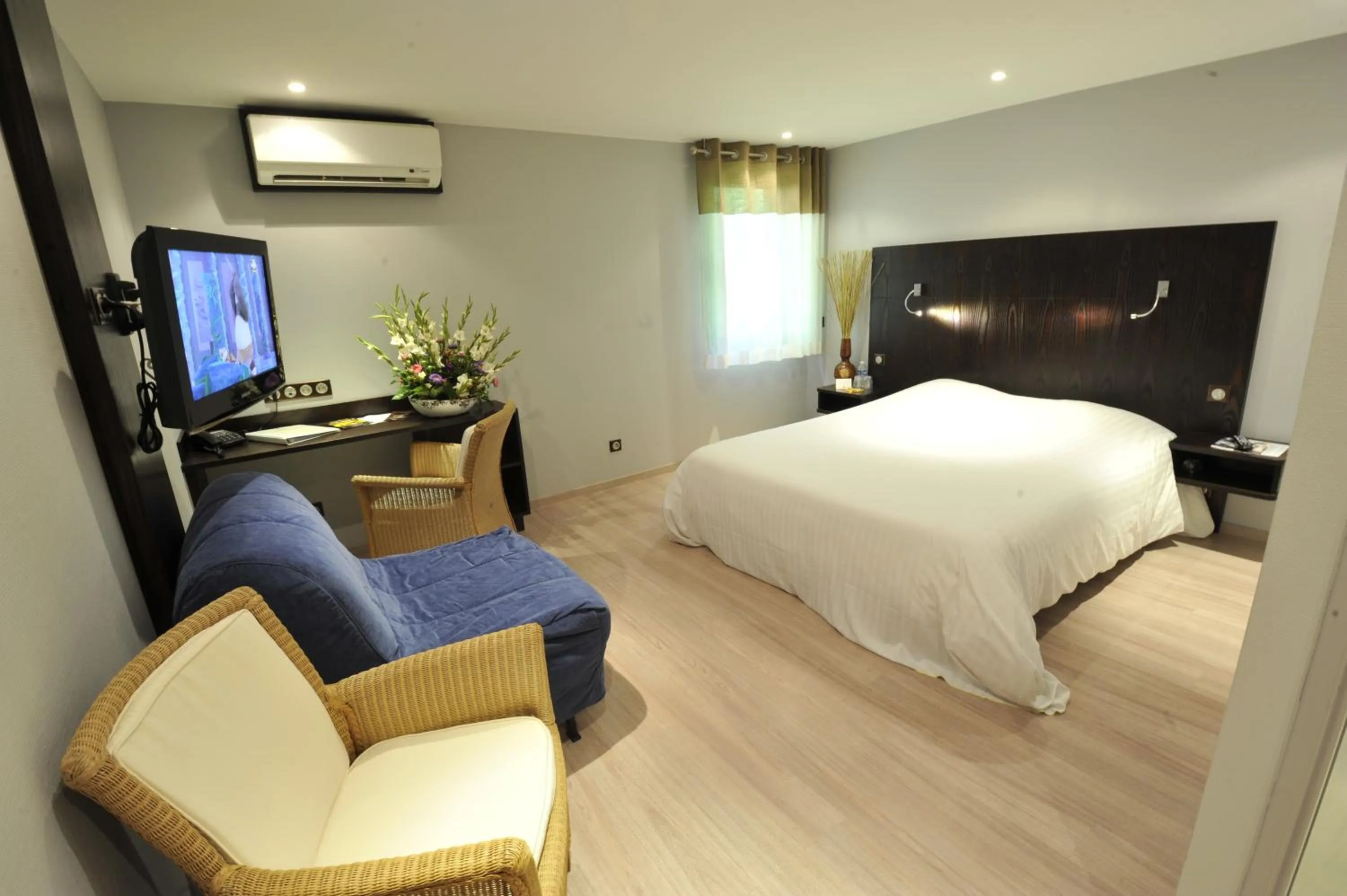 Bedroom, Bed in Logis Cottage Hotel